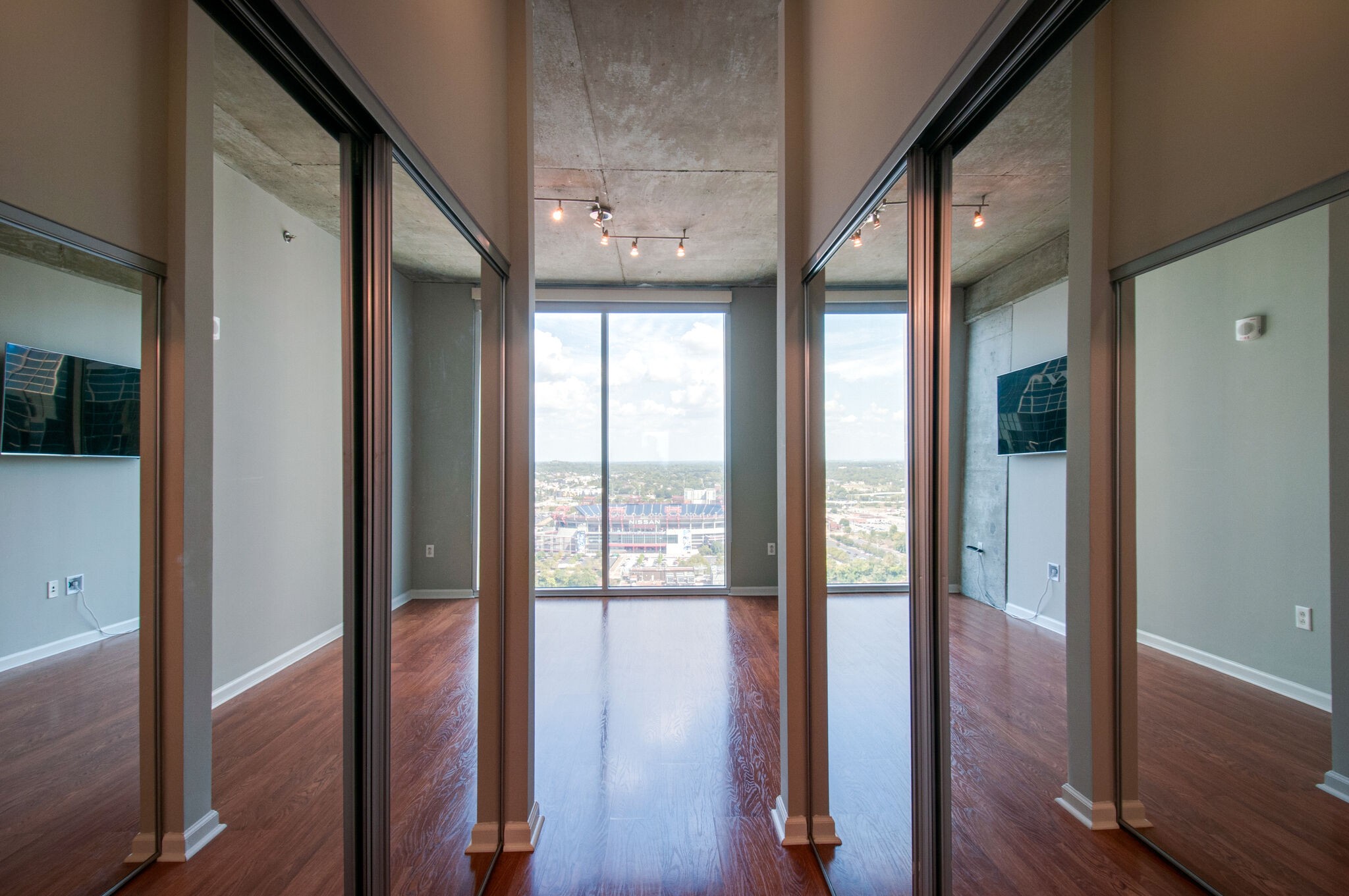 Nashville, Tennessee 37219, United States, 2 Bedrooms Bedrooms, ,2 BathroomsBathrooms,Residential,Active,99482