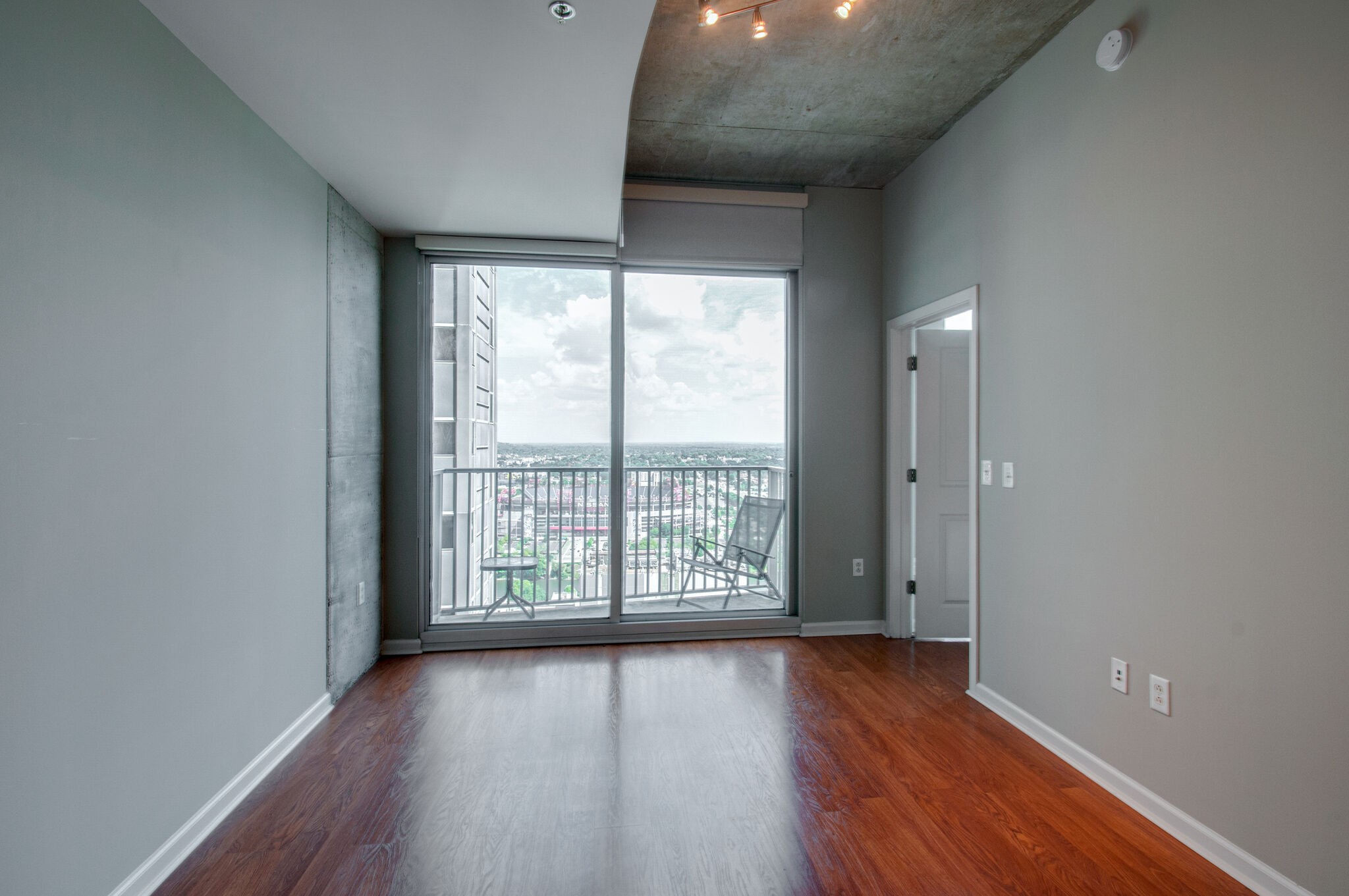 Nashville, Tennessee 37219, United States, 2 Bedrooms Bedrooms, ,2 BathroomsBathrooms,Residential,Active,99482