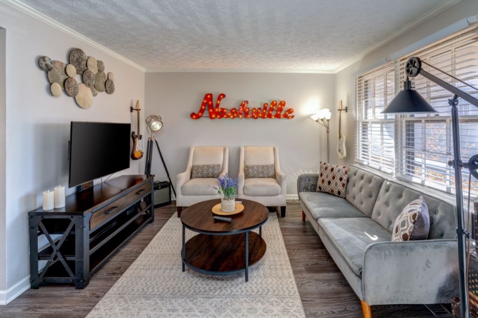 2412 Vaulx Ln