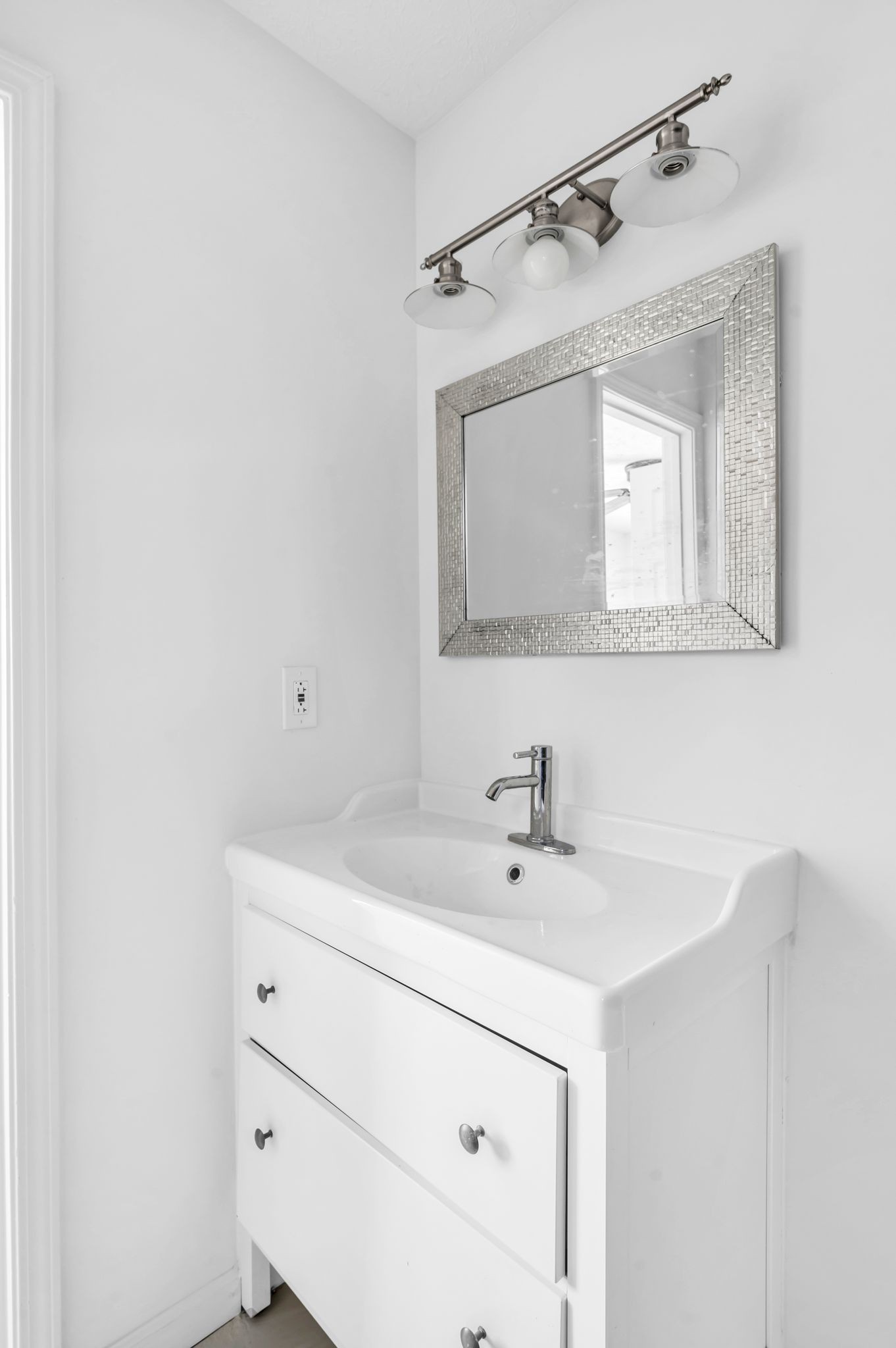 Nashville, Tennessee 37208, United States, 3 Bedrooms Bedrooms, ,2 BathroomsBathrooms,Residential,Active,8214