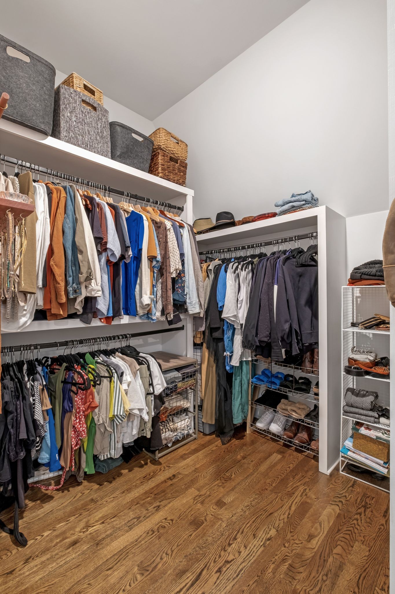 Nashville, Tennessee 37216, United States, 4 Bedrooms Bedrooms, ,3 BathroomsBathrooms,Residential,Pending,117004