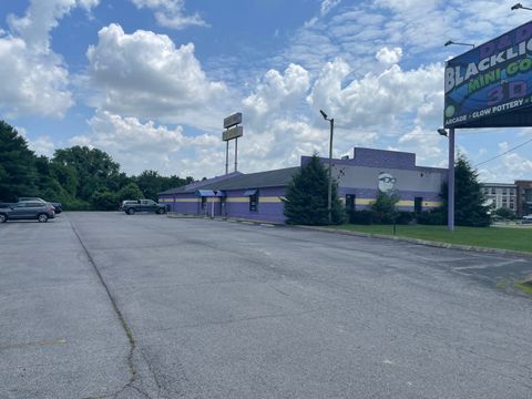 211 Holiday Dr Clarksville TN 37040