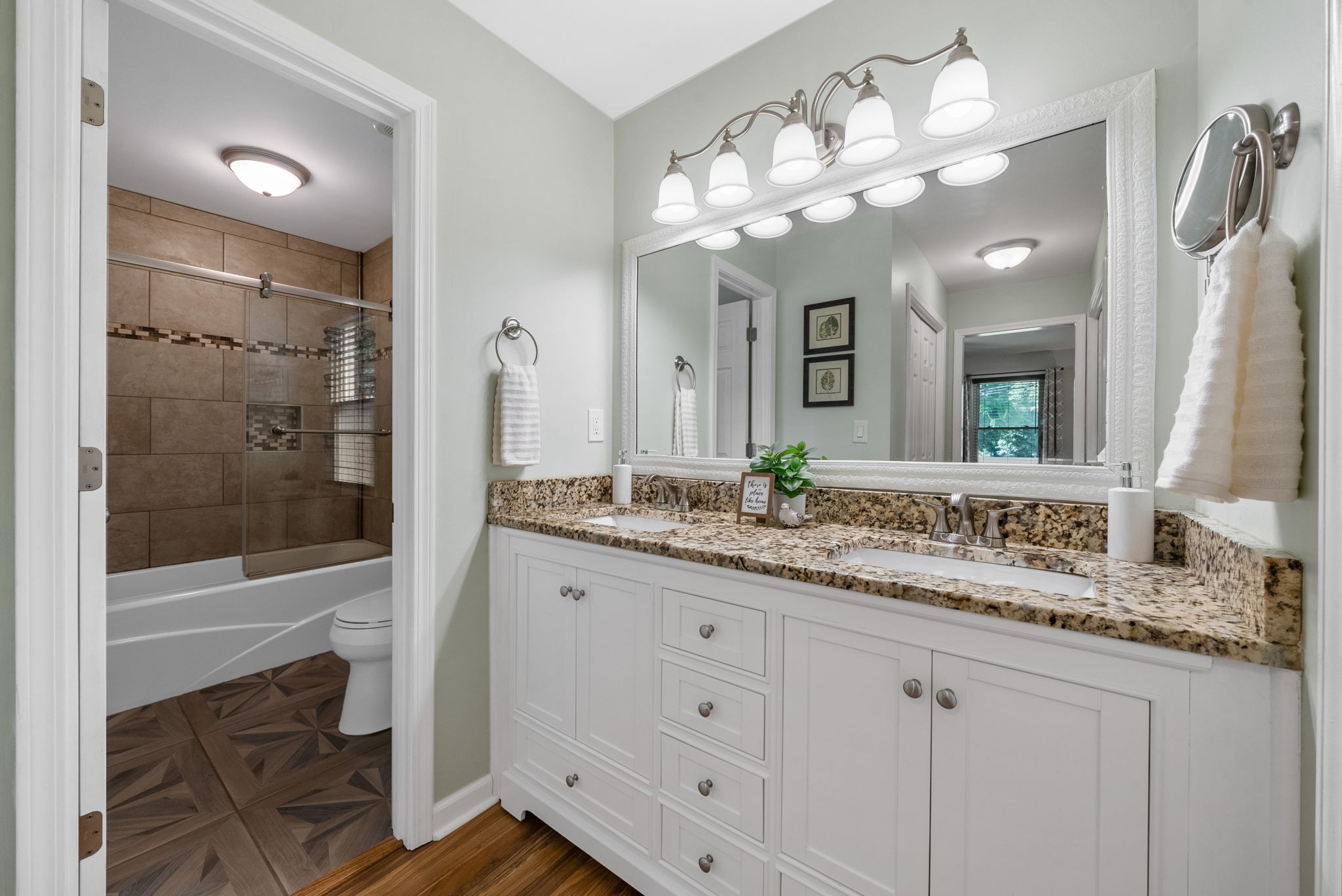 Clarksville, Tennessee 37042, United States, 3 Bedrooms Bedrooms, ,3 BathroomsBathrooms,Residential,Pending,183166