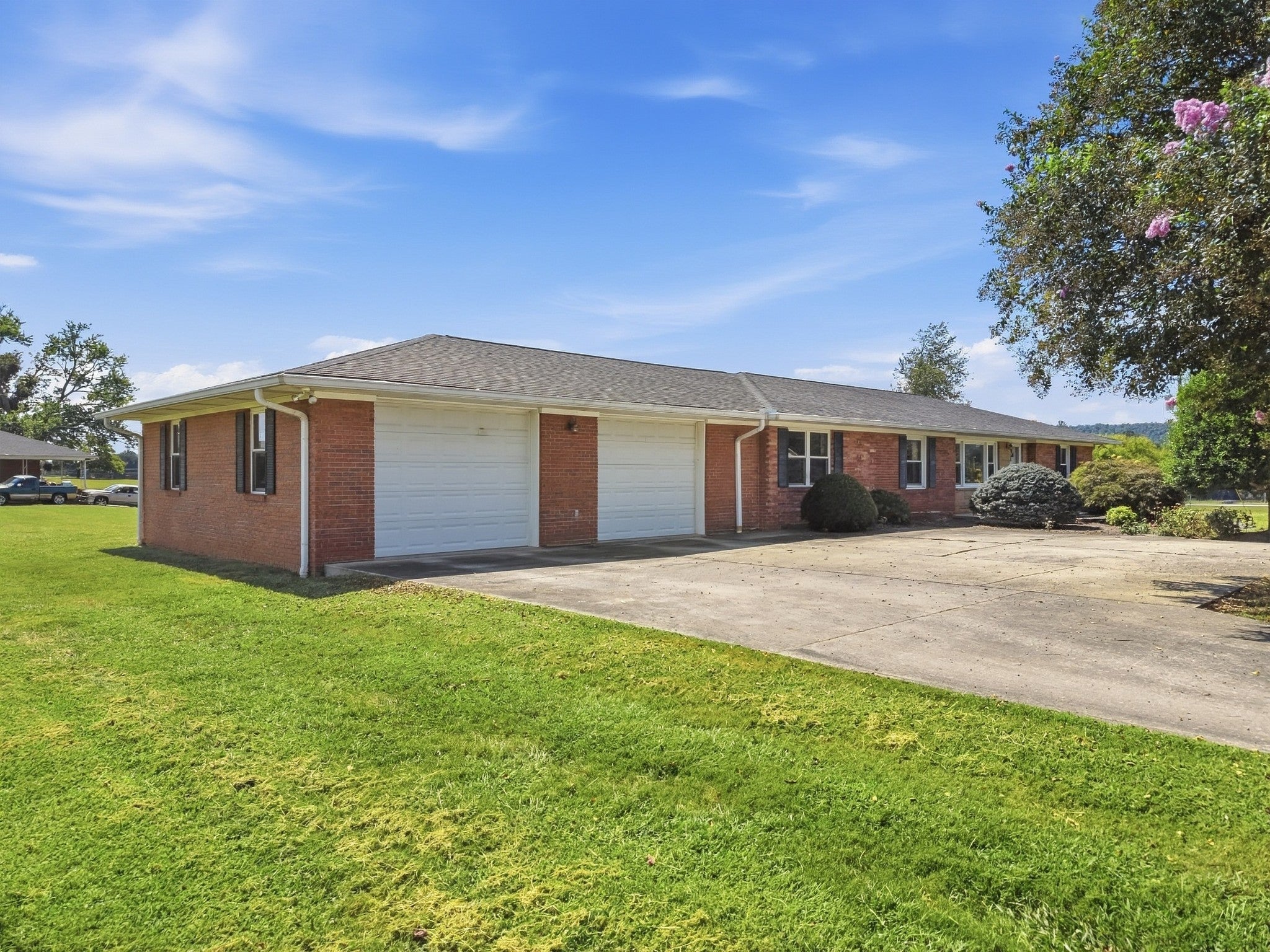 735 N Edgewood Dr