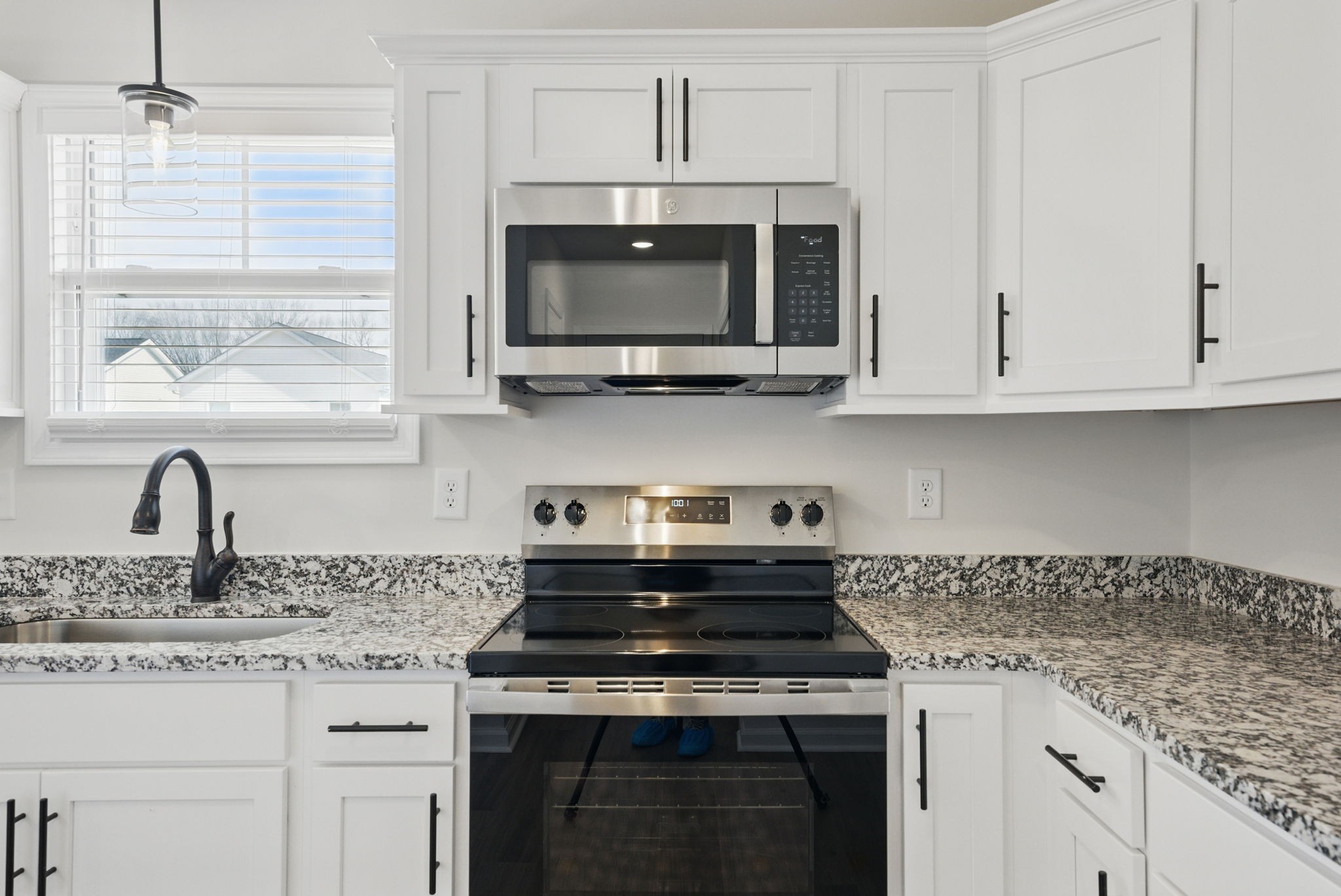 Clarksville, Tennessee 37043, United States, 3 Bedrooms Bedrooms, ,3 BathroomsBathrooms,Residential,Pending,10649