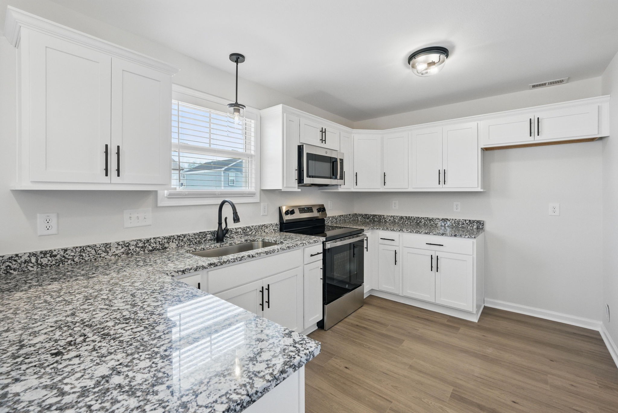 Clarksville, Tennessee 37043, United States, 3 Bedrooms Bedrooms, ,3 BathroomsBathrooms,Residential,Pending,10649