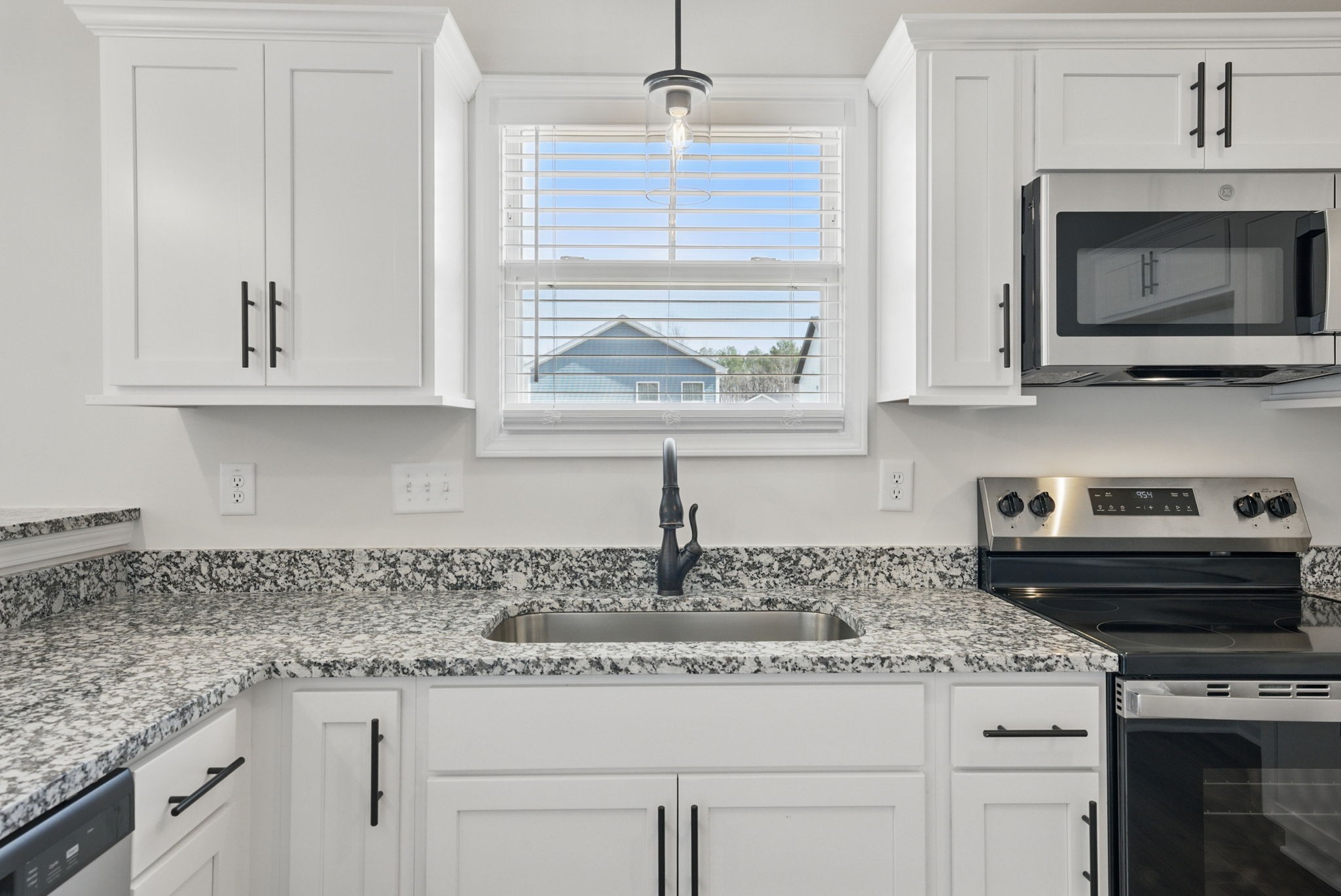 Clarksville, Tennessee 37043, United States, 3 Bedrooms Bedrooms, ,3 BathroomsBathrooms,Residential,Pending,10649