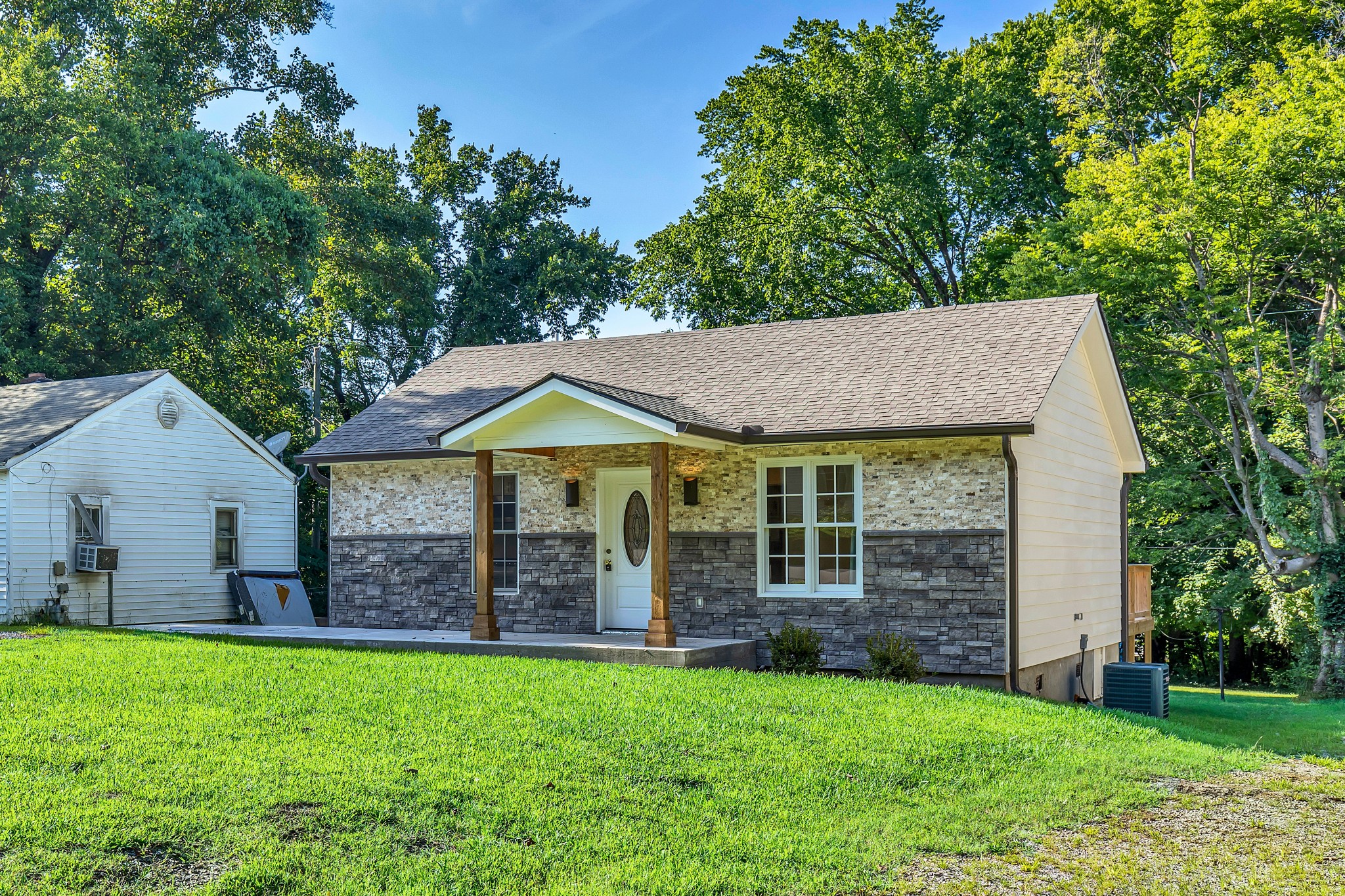 1263 Daniel St