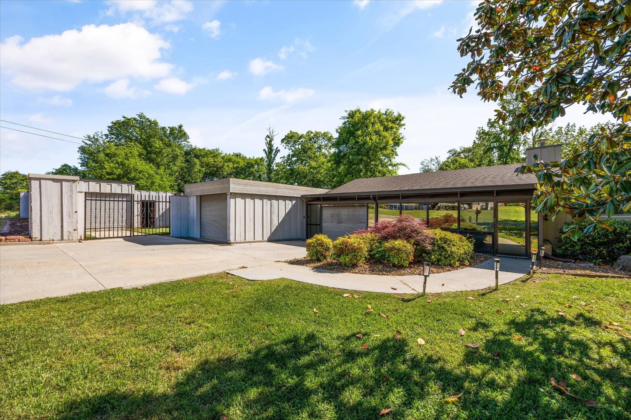 Photo 1 of 72 — 565 Hillcrest Circle, Etowah, TN 37331