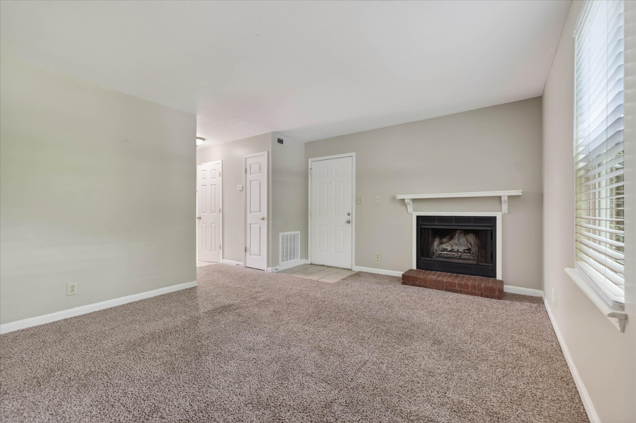921 Kingsbury Dr C