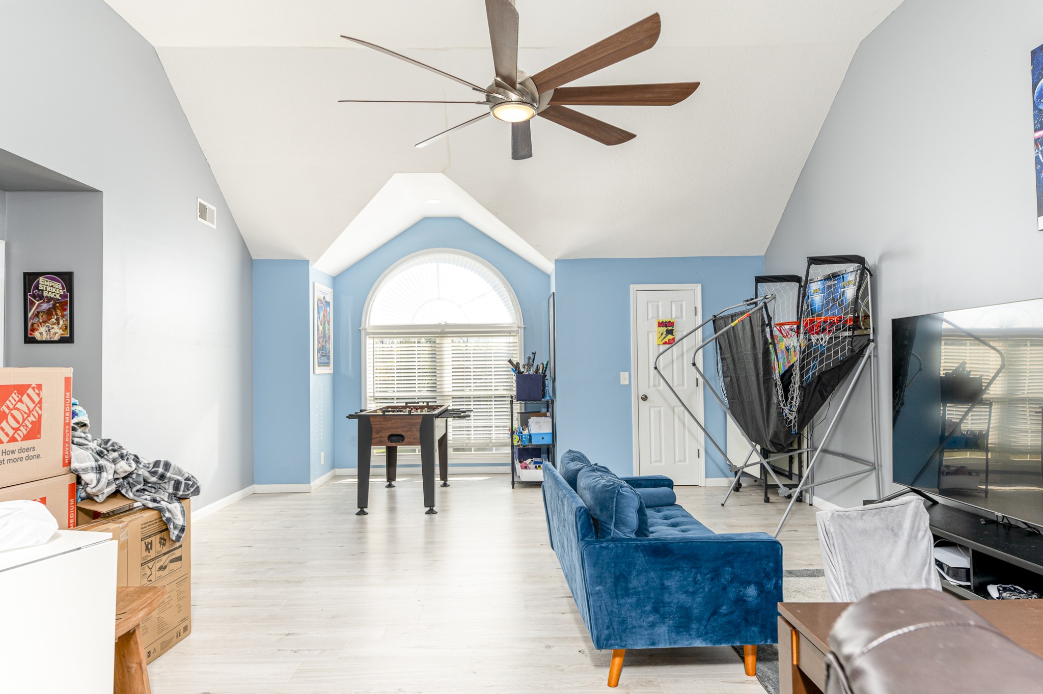 Clarksville, Tennessee 37042, United States, 4 Bedrooms Bedrooms, ,3 BathroomsBathrooms,Residential,Pending,39311