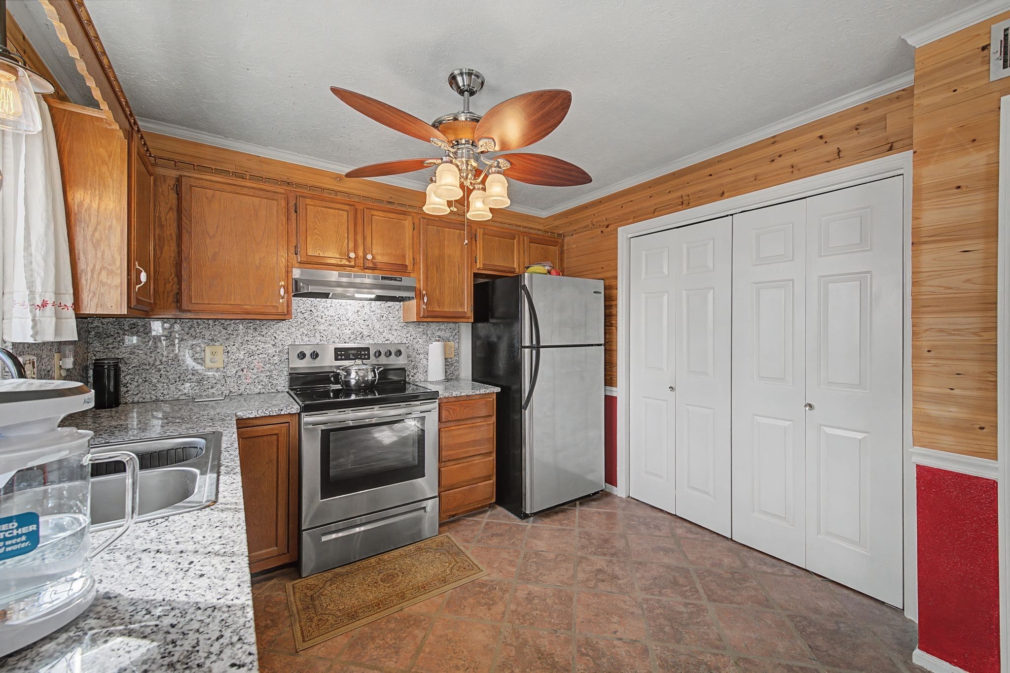 810 Lewis Ct