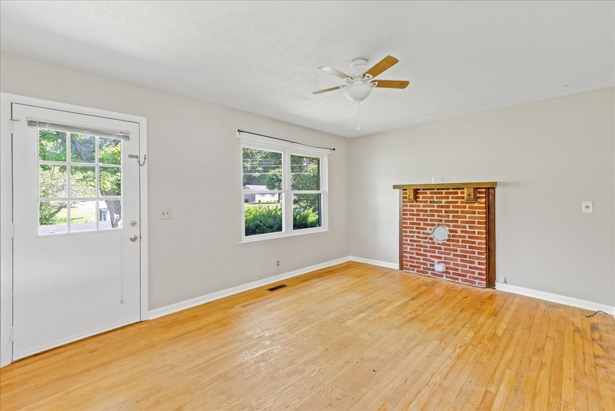212 Valleywood Dr