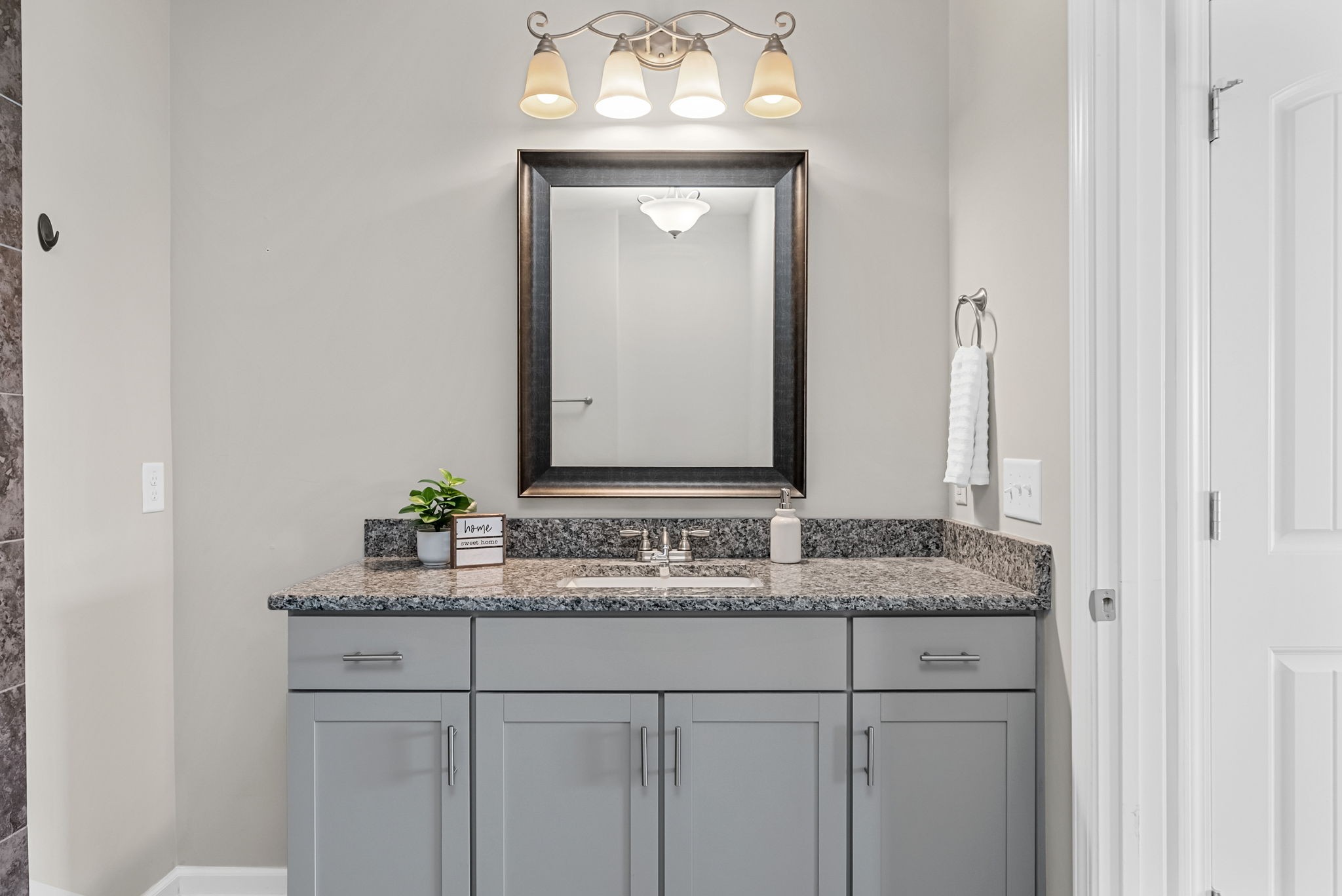 Clarksville, Tennessee 37043, United States, 3 Bedrooms Bedrooms, ,2 BathroomsBathrooms,Residential,Pending,183072