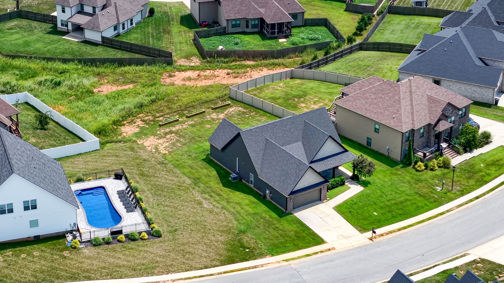 Clarksville, Tennessee 37043, United States, 3 Bedrooms Bedrooms, ,2 BathroomsBathrooms,Residential,Pending,183072