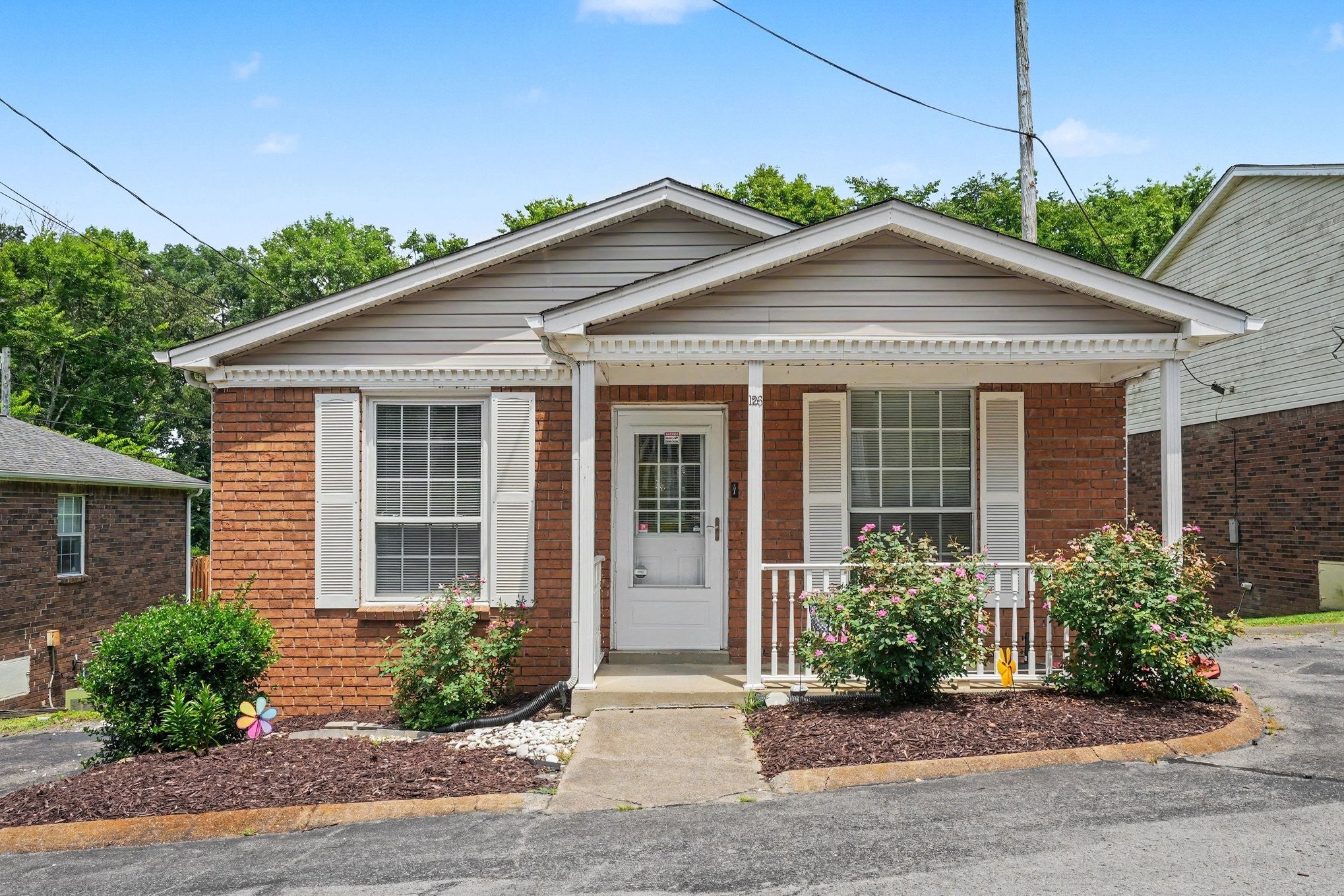 2-bed listing at 126 Five Oaks Dr, Nashville