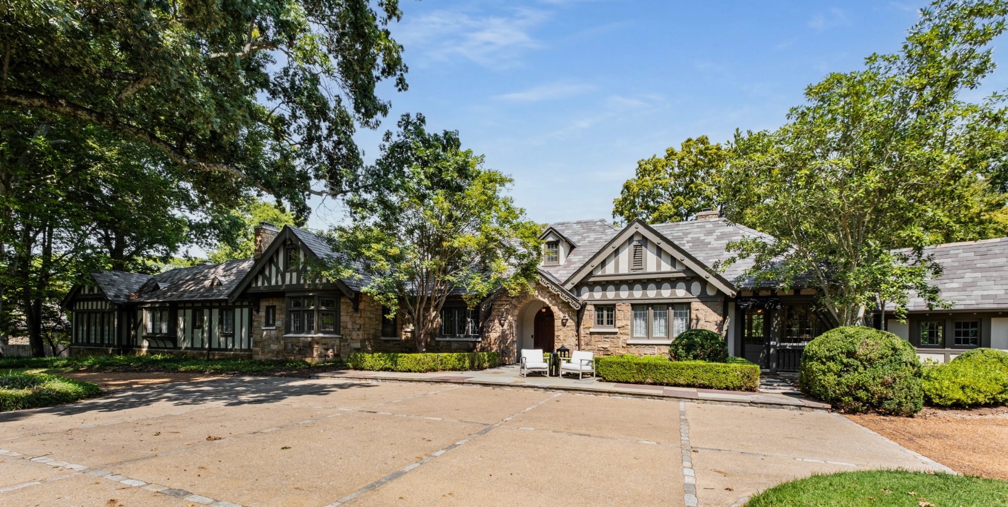 3800 Woodlawn Dr