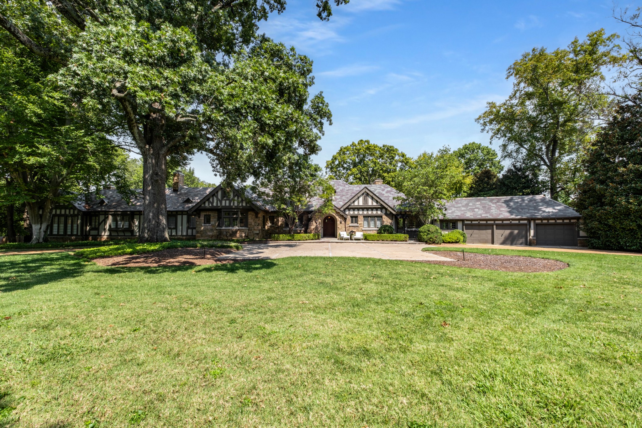 3800 Woodlawn Dr