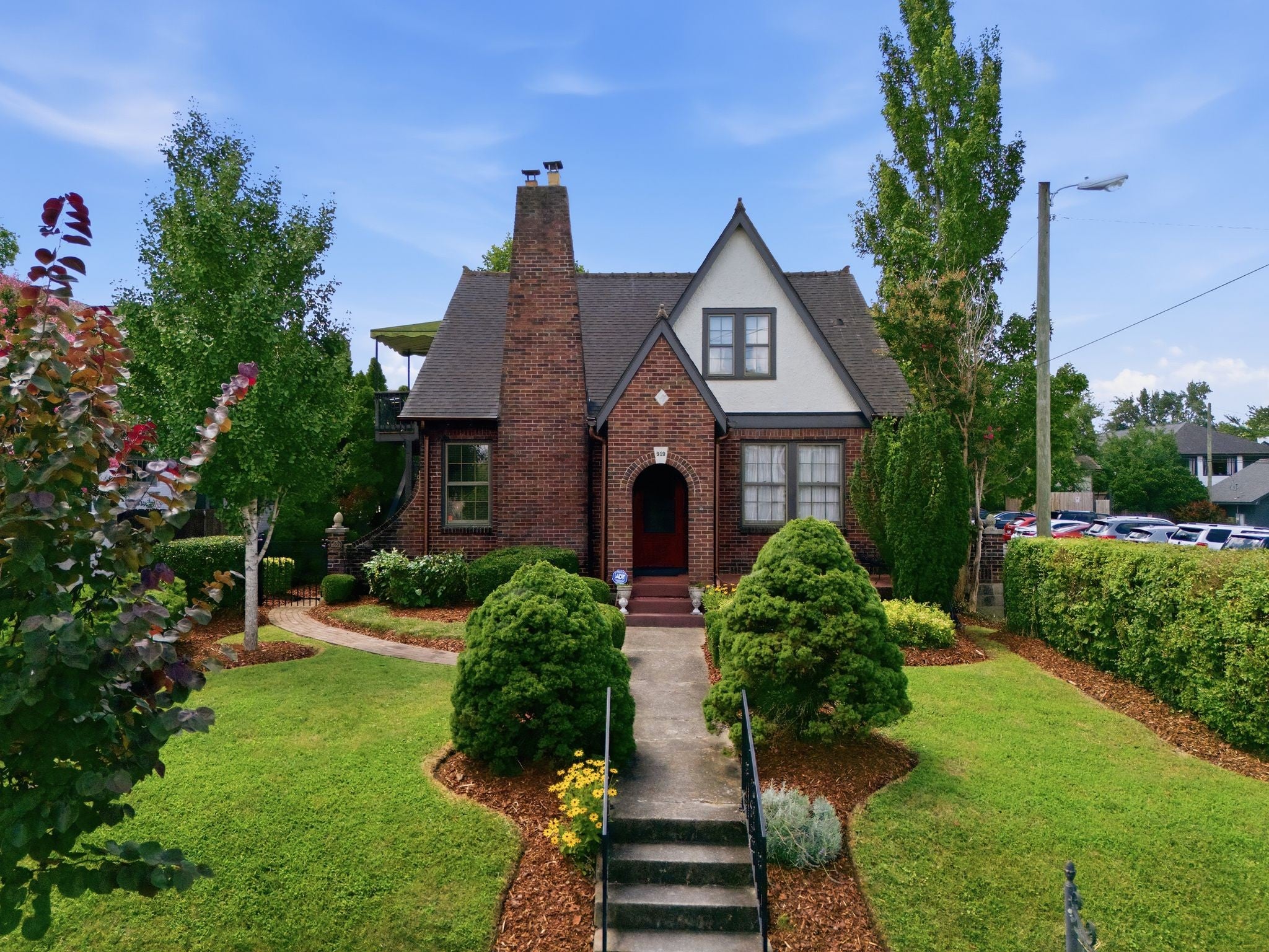 4-bed listing at 919 Caruthers Ave, Nashville