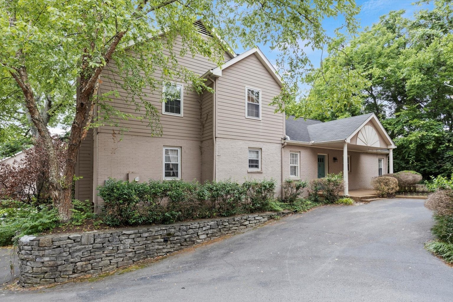 104 Bonnie Briar Ln