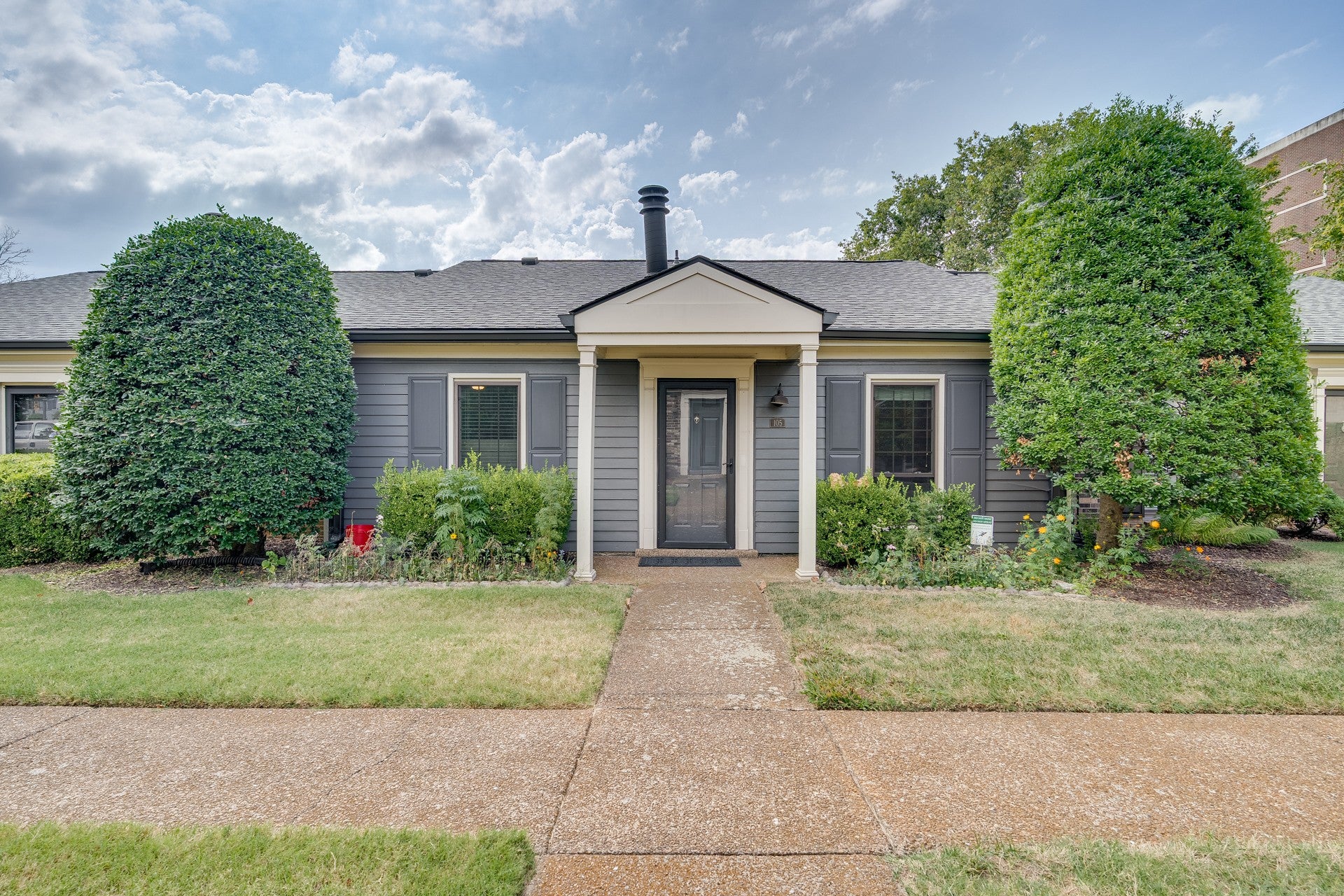 2-bed listing at 105 Academy Sq, Nashville