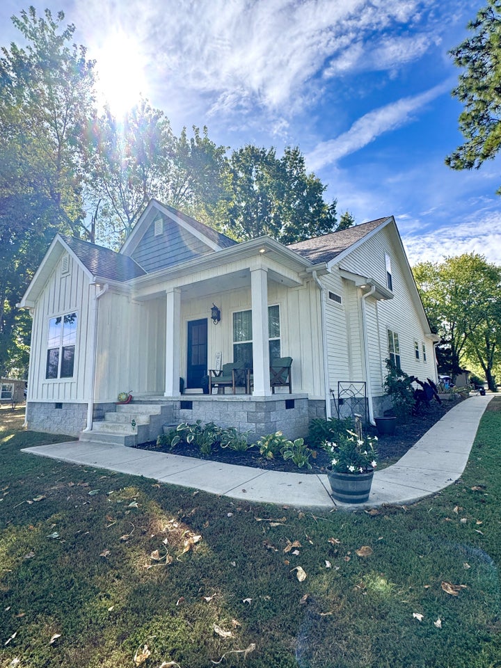 Photo 1 of 33 — 400 Carrie Ln, Loretto, TN 38469