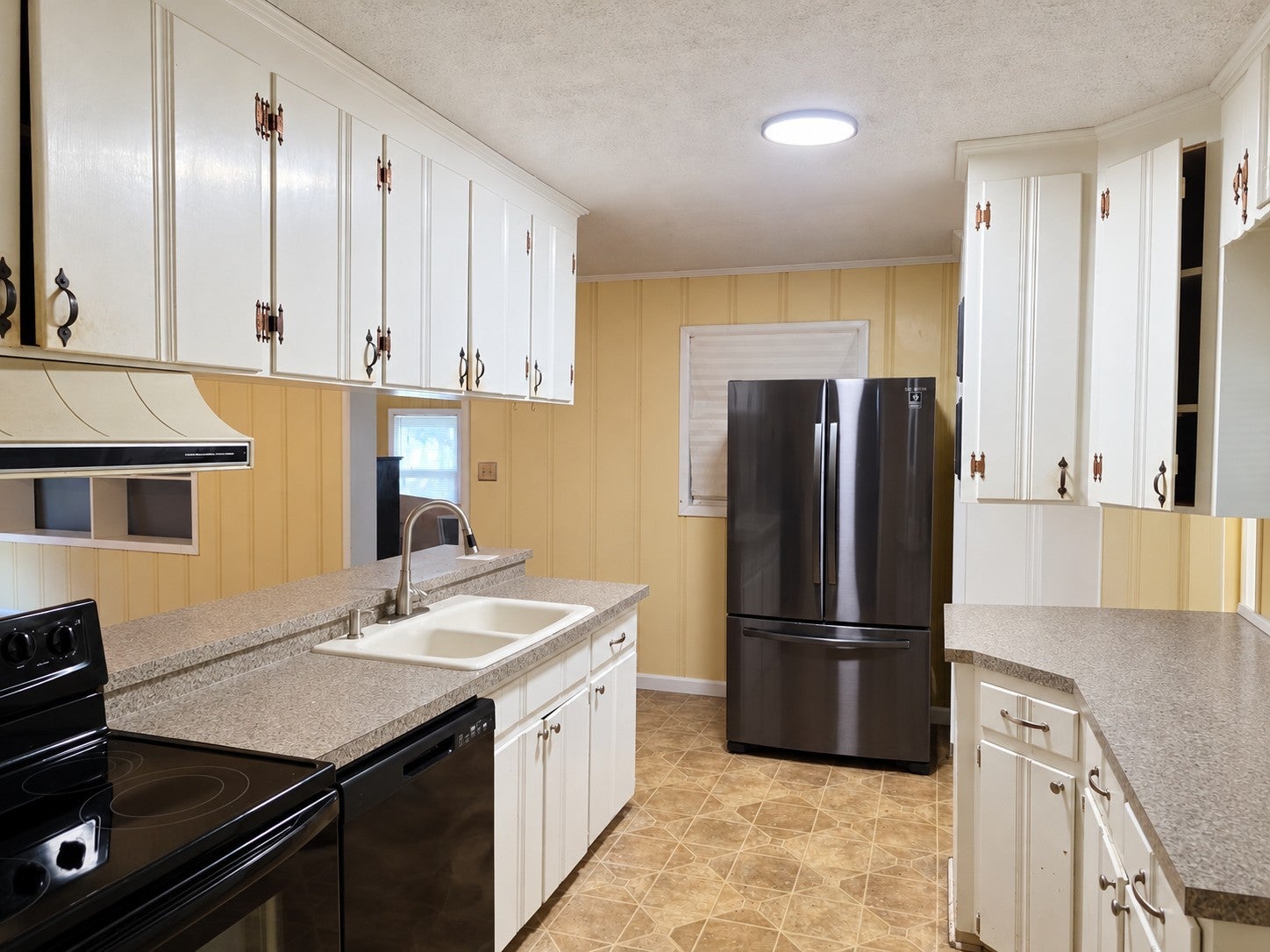 300 Edgewater Dr