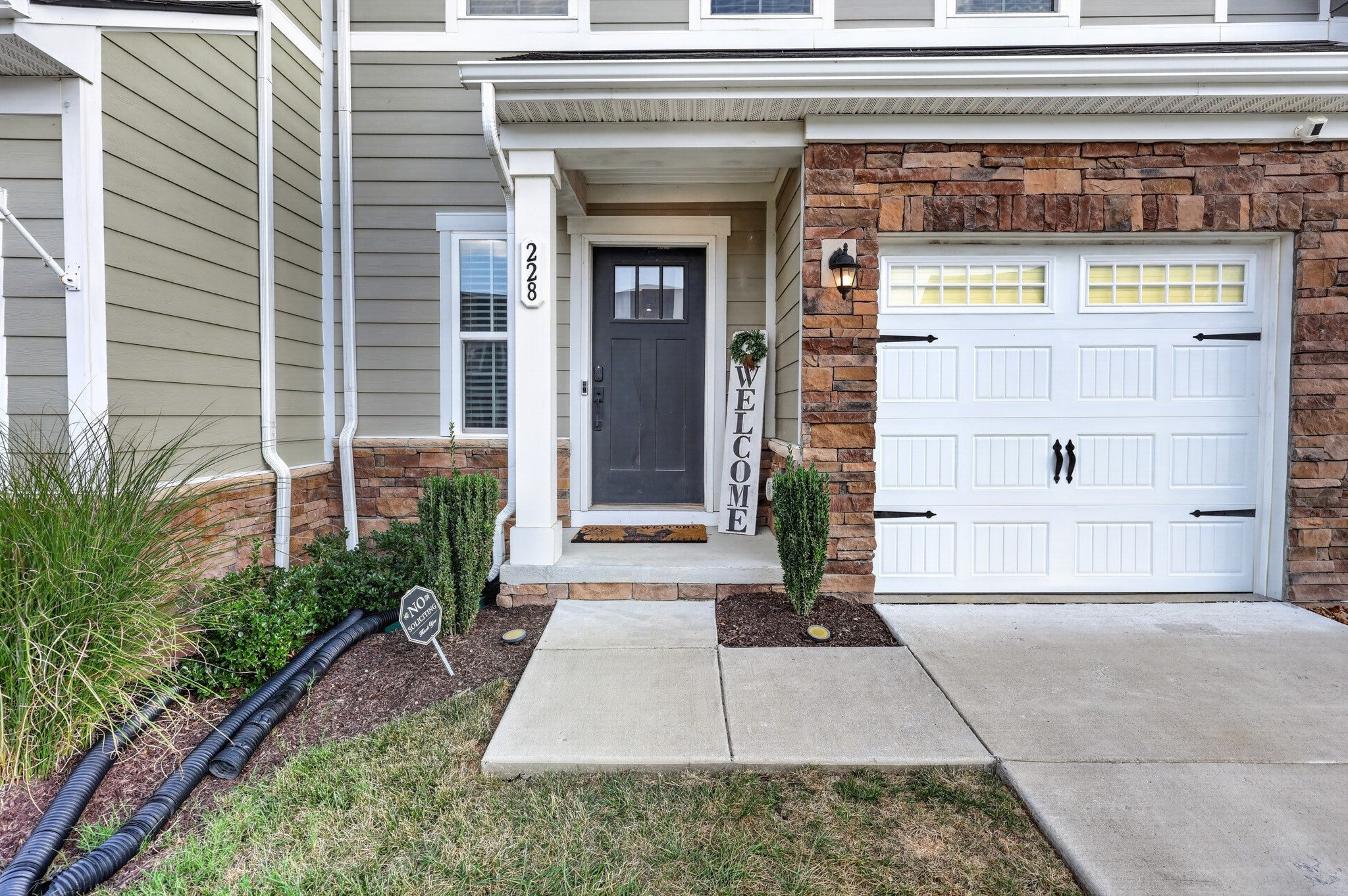 228 Pryor Dr - Photo 4