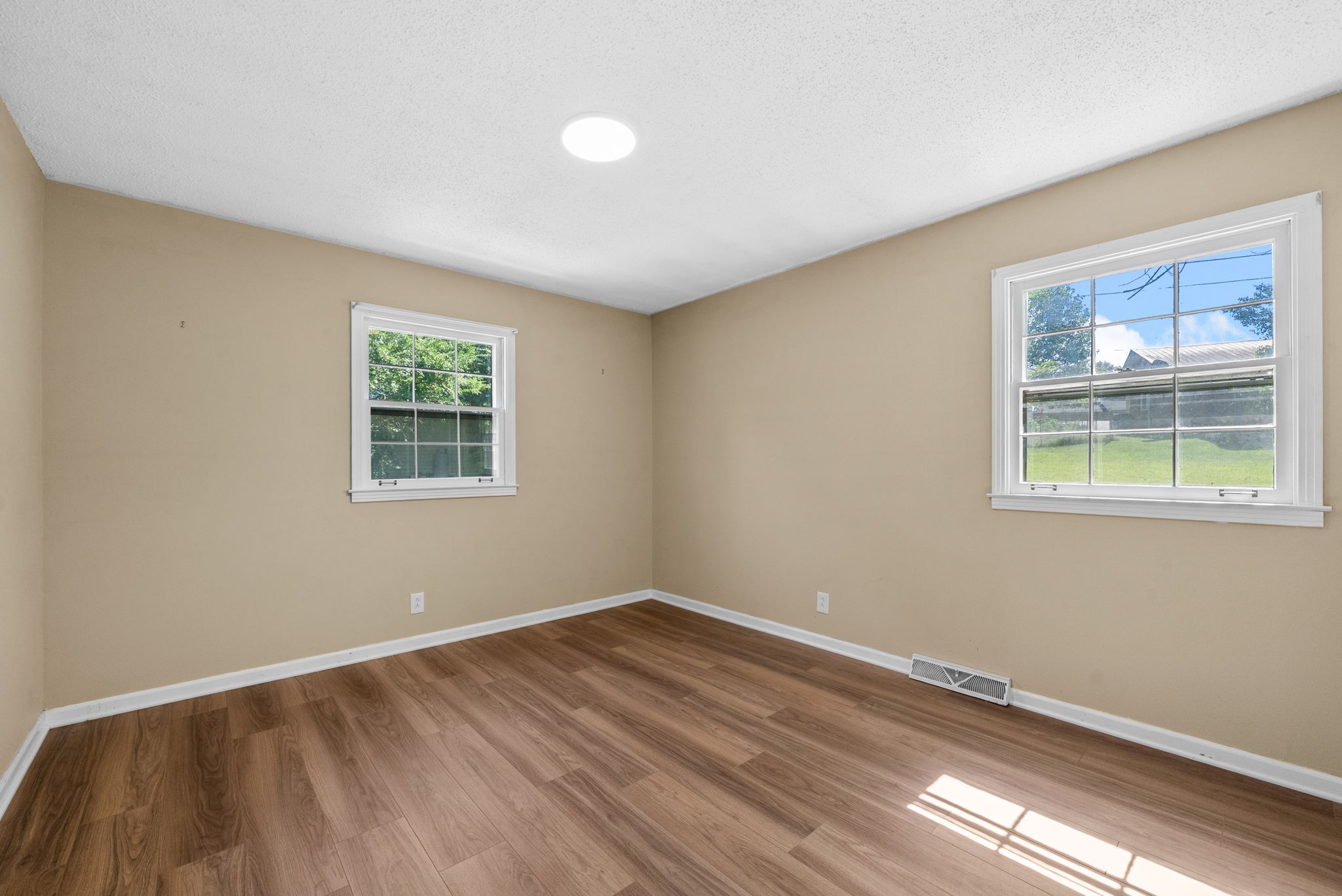 Clarksville, Tennessee 37040, United States, 3 Bedrooms Bedrooms, ,2 BathroomsBathrooms,Residential,Active,222448