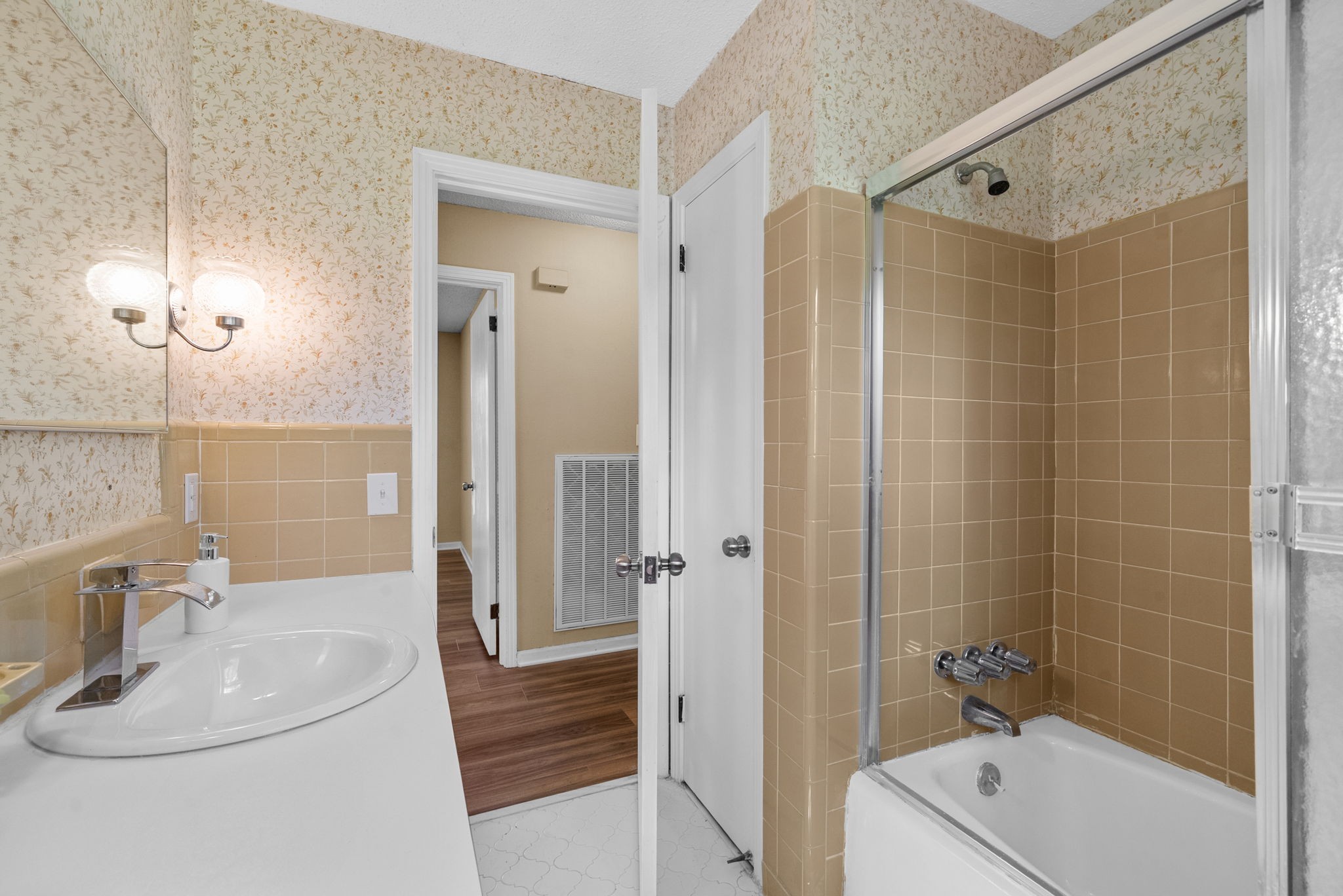 Clarksville, Tennessee 37040, United States, 3 Bedrooms Bedrooms, ,2 BathroomsBathrooms,Residential,Active,222448