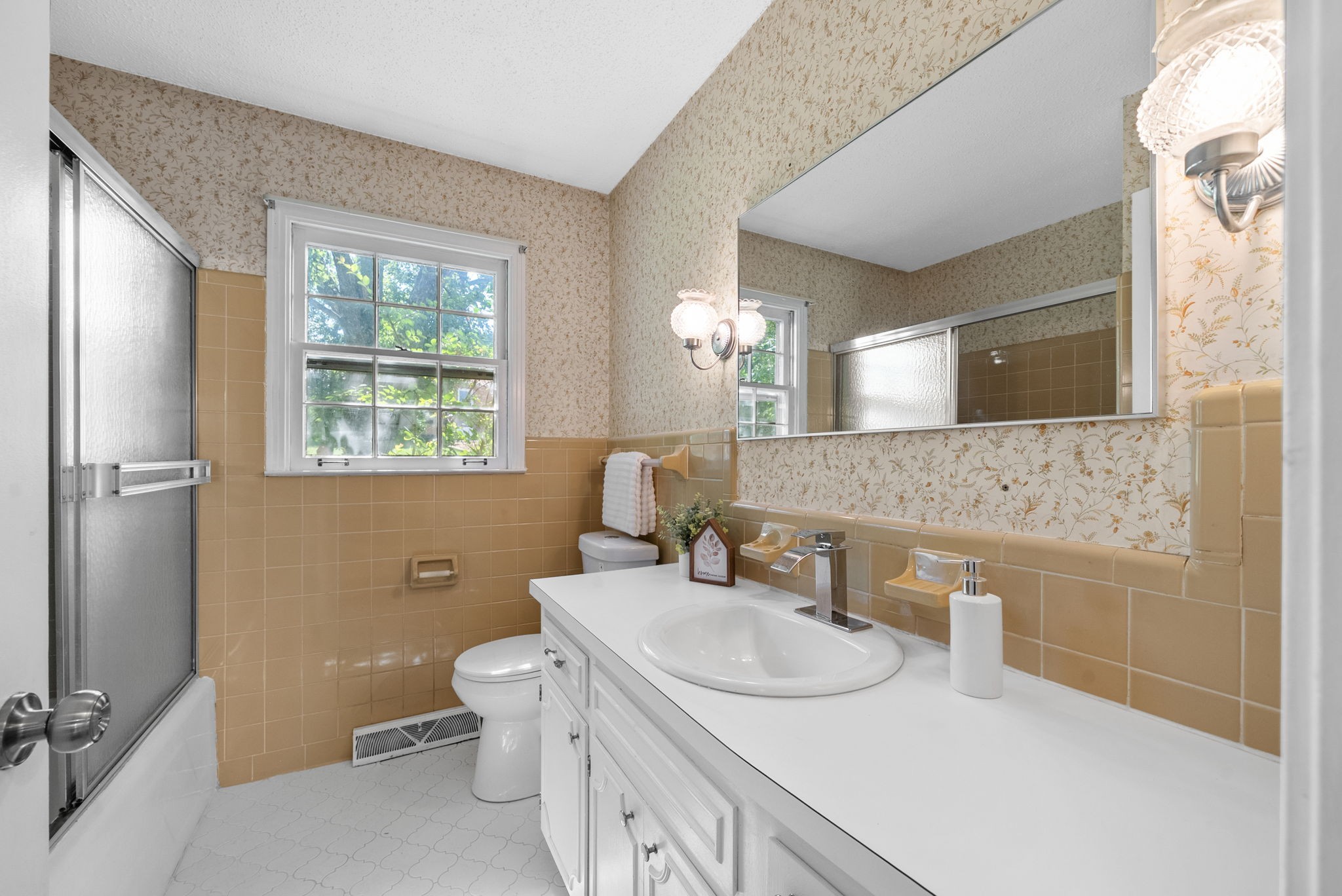 Clarksville, Tennessee 37040, United States, 3 Bedrooms Bedrooms, ,2 BathroomsBathrooms,Residential,Active,222448