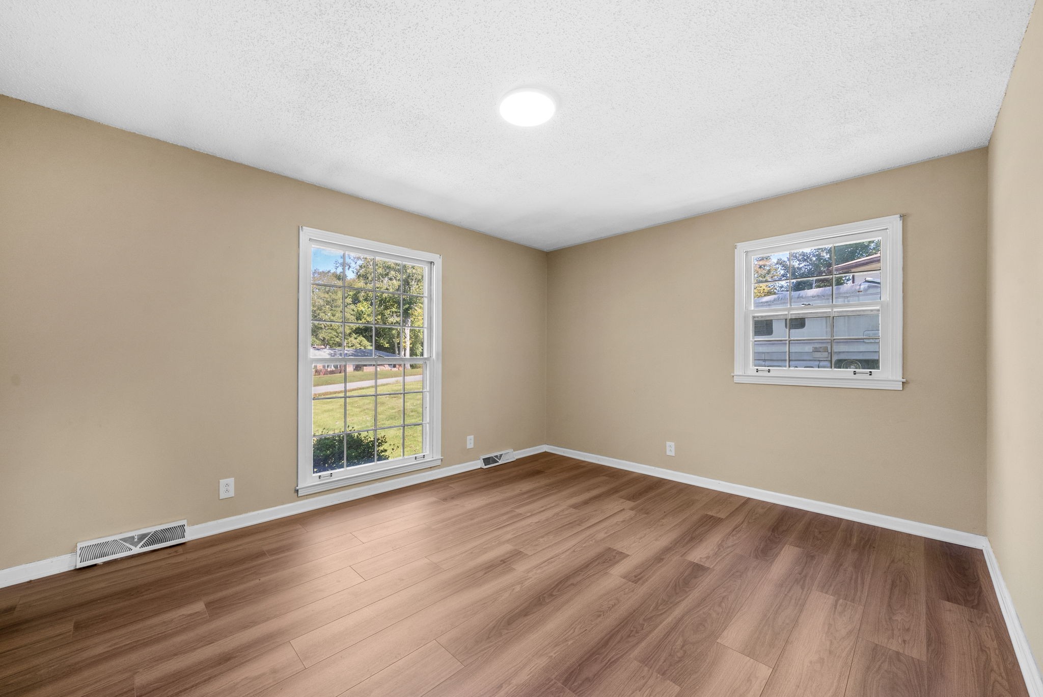 Clarksville, Tennessee 37040, United States, 3 Bedrooms Bedrooms, ,2 BathroomsBathrooms,Residential,Active,222448