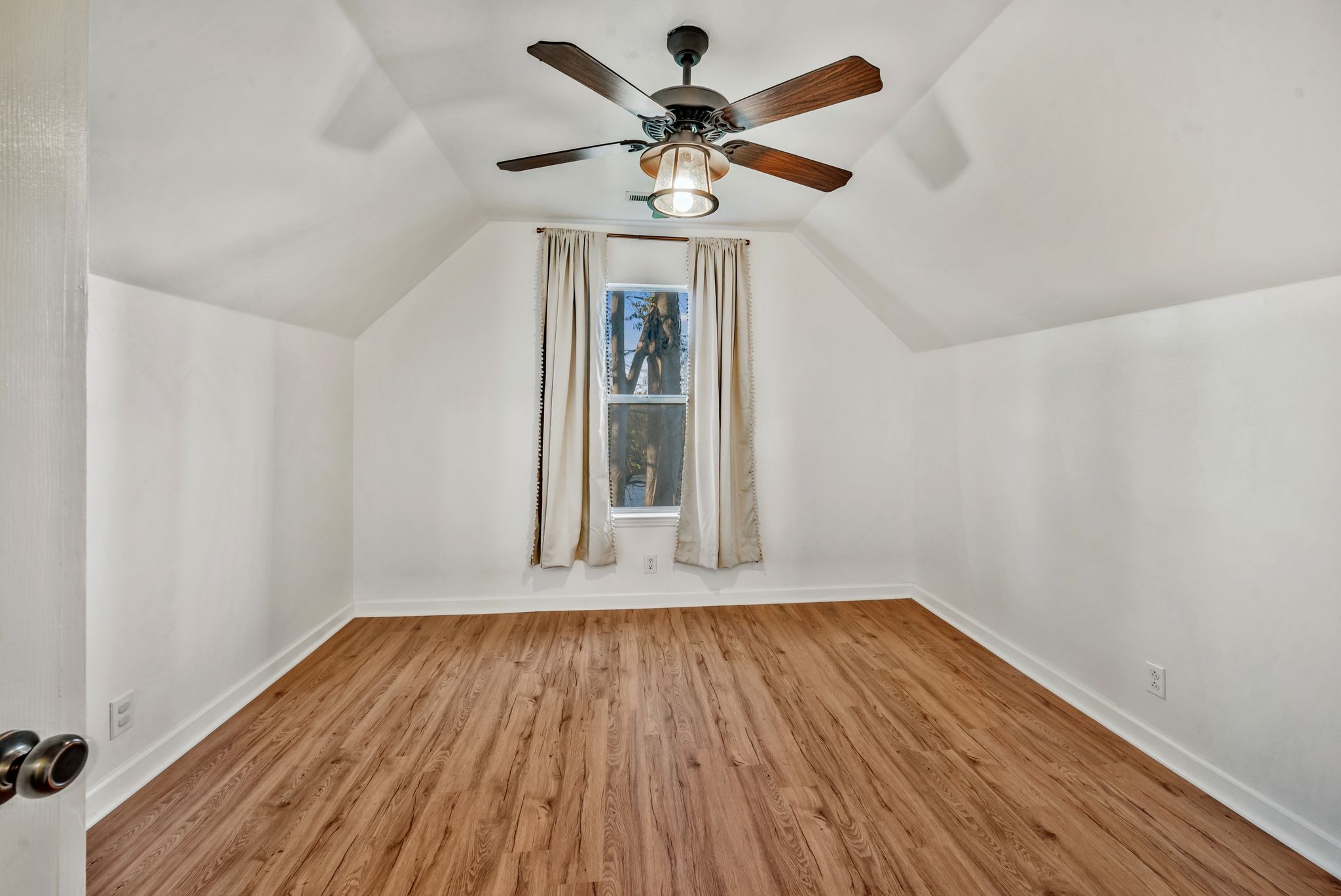 Nashville, Tennessee 37209, United States, 4 Bedrooms Bedrooms, ,2 BathroomsBathrooms,Residential,Active,240613