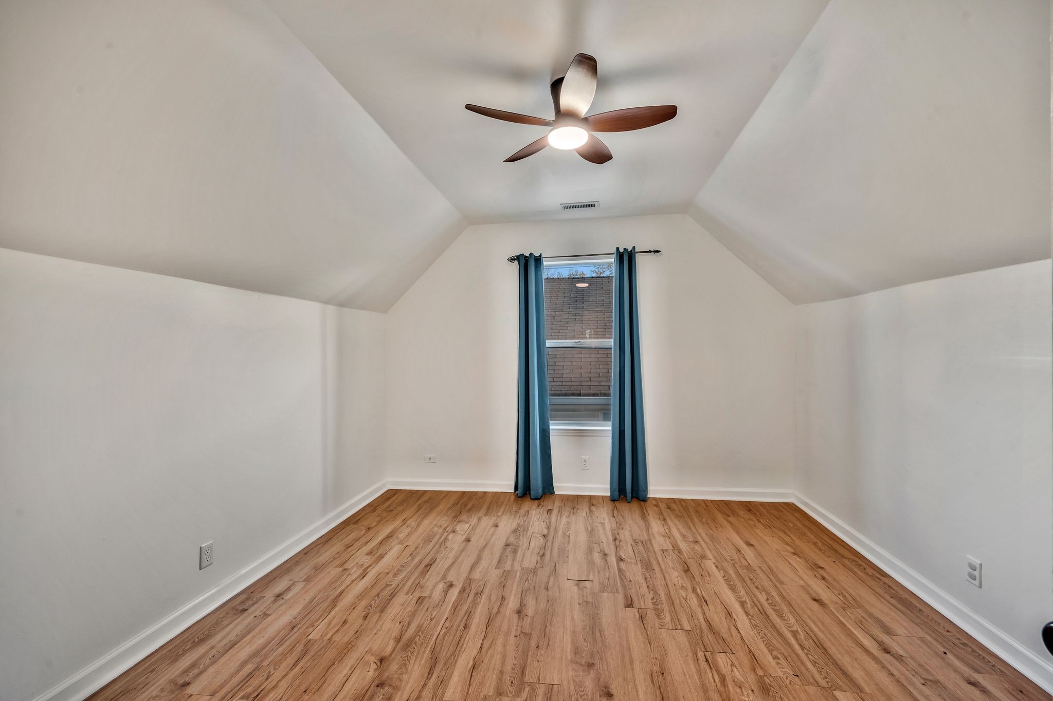 Nashville, Tennessee 37209, United States, 4 Bedrooms Bedrooms, ,2 BathroomsBathrooms,Residential,Active,240613