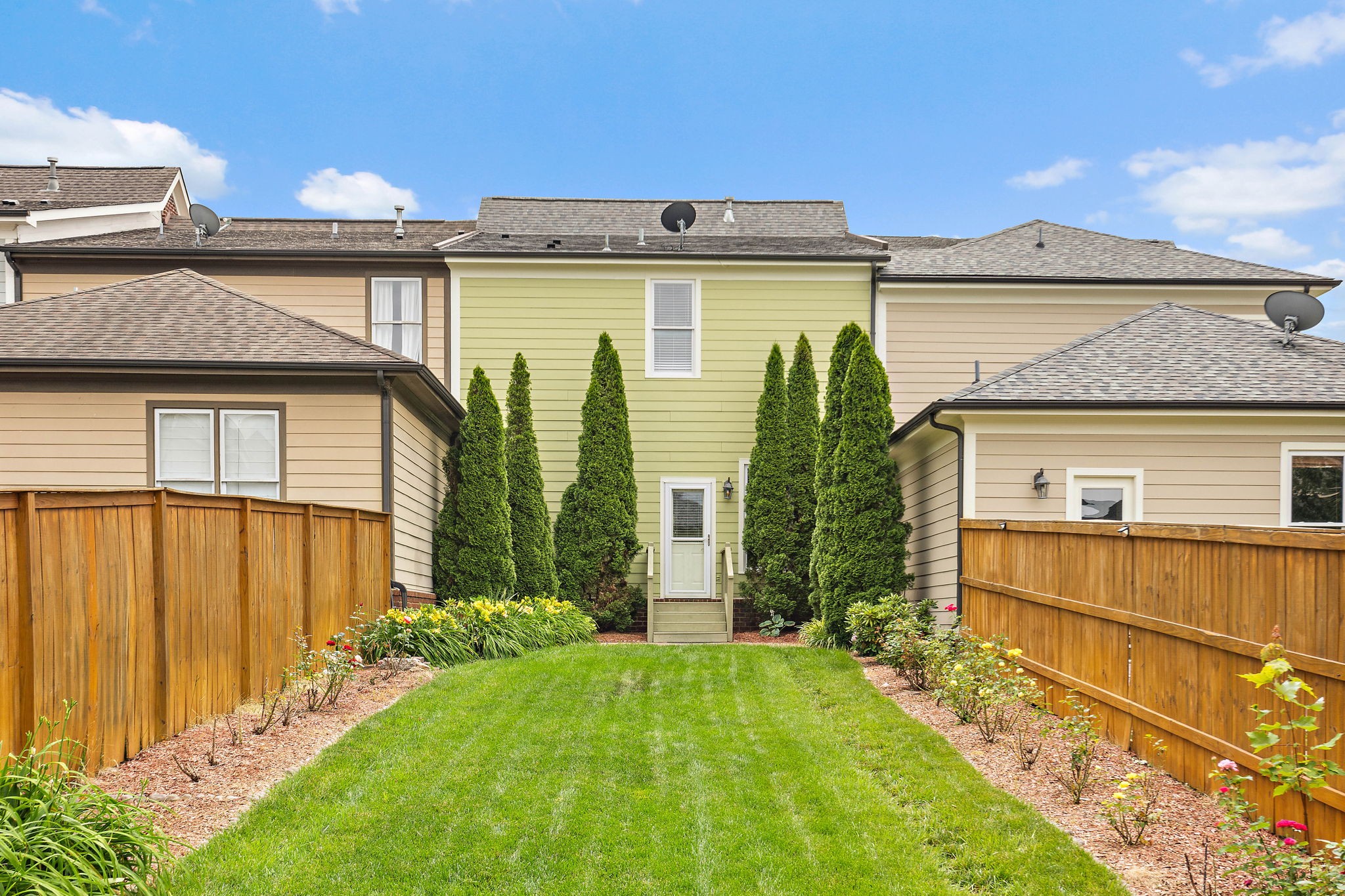 1012 Rochelle Ave