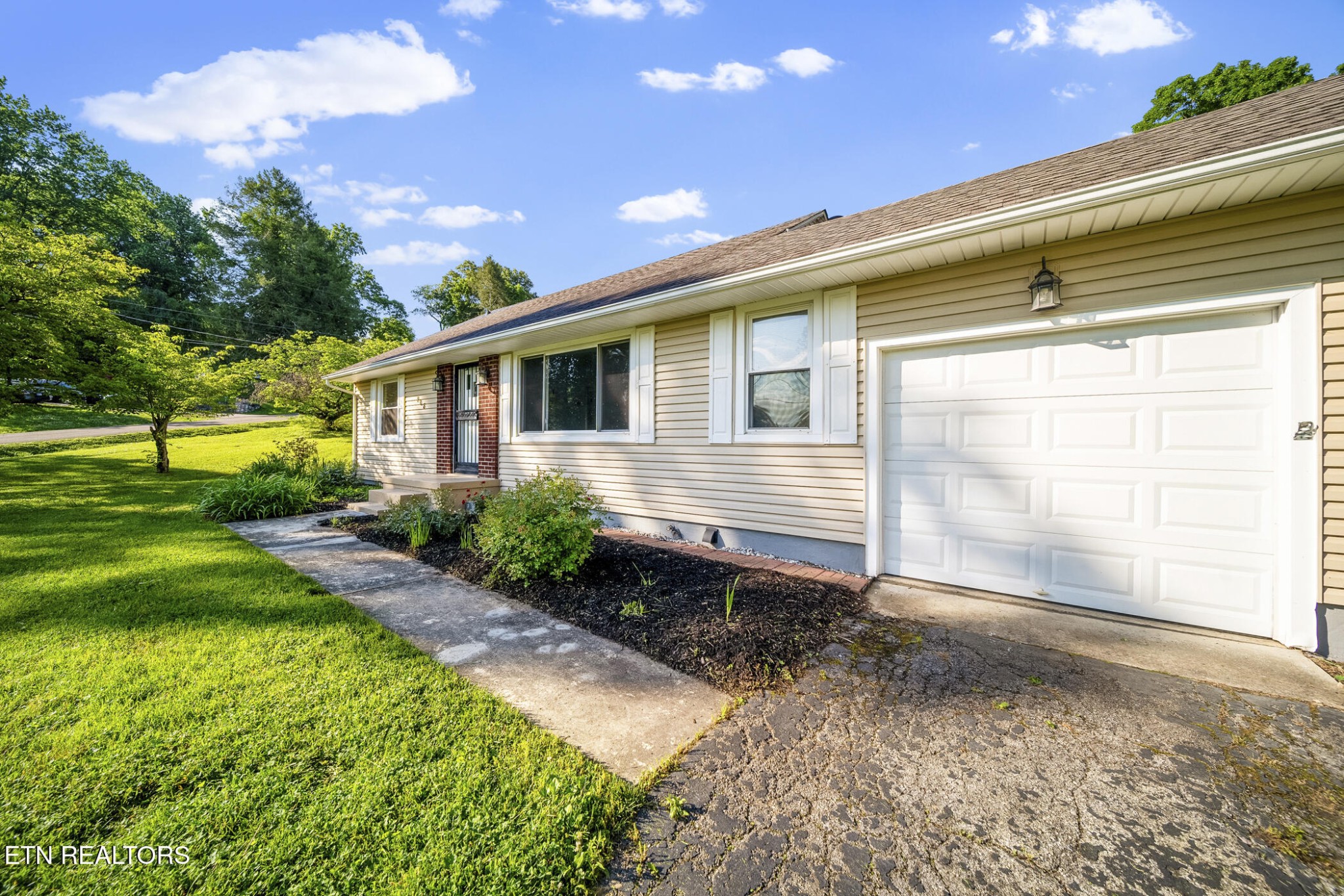 908 Glenoaks Drive