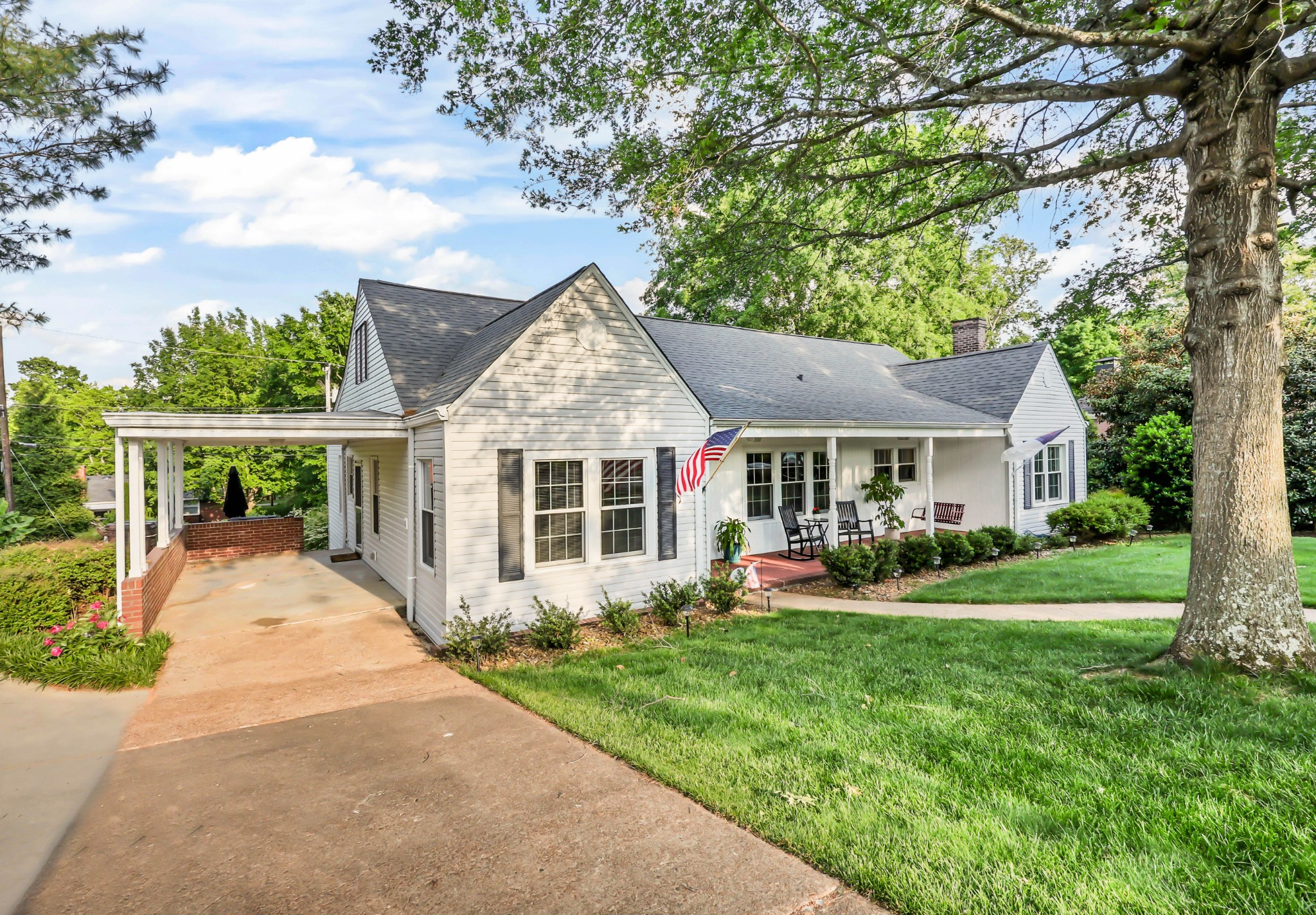 140 E Glenwood Dr