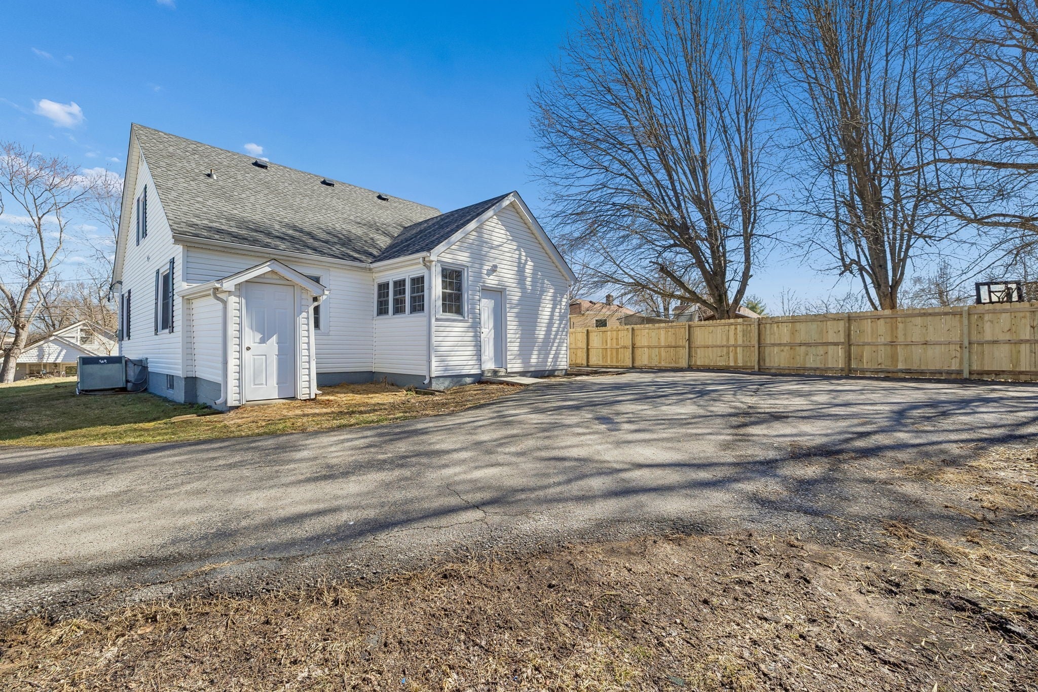 114 Oak St