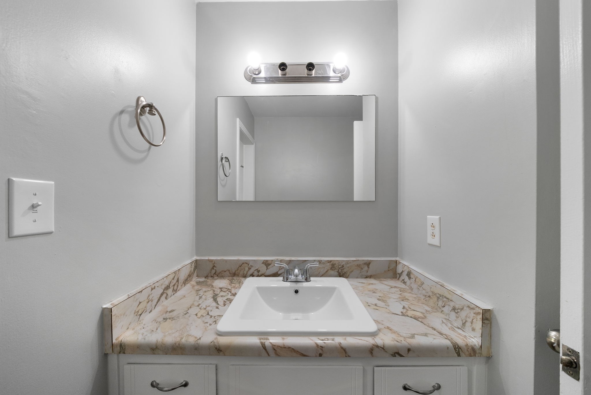 Clarksville, Tennessee 37043, United States, 2 Bedrooms Bedrooms, ,1 BathroomBathrooms,Residential,Active,212813