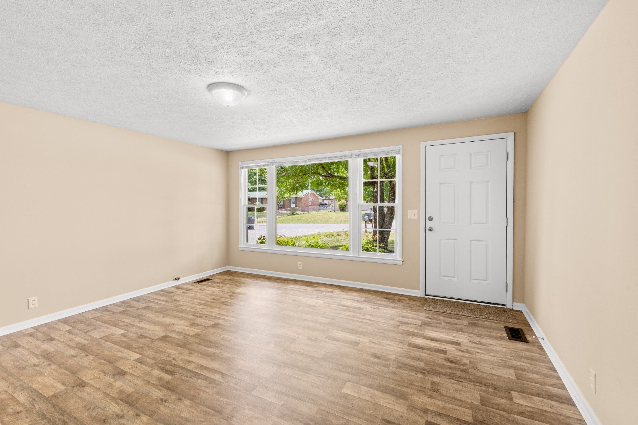 1704 Woodside Dr