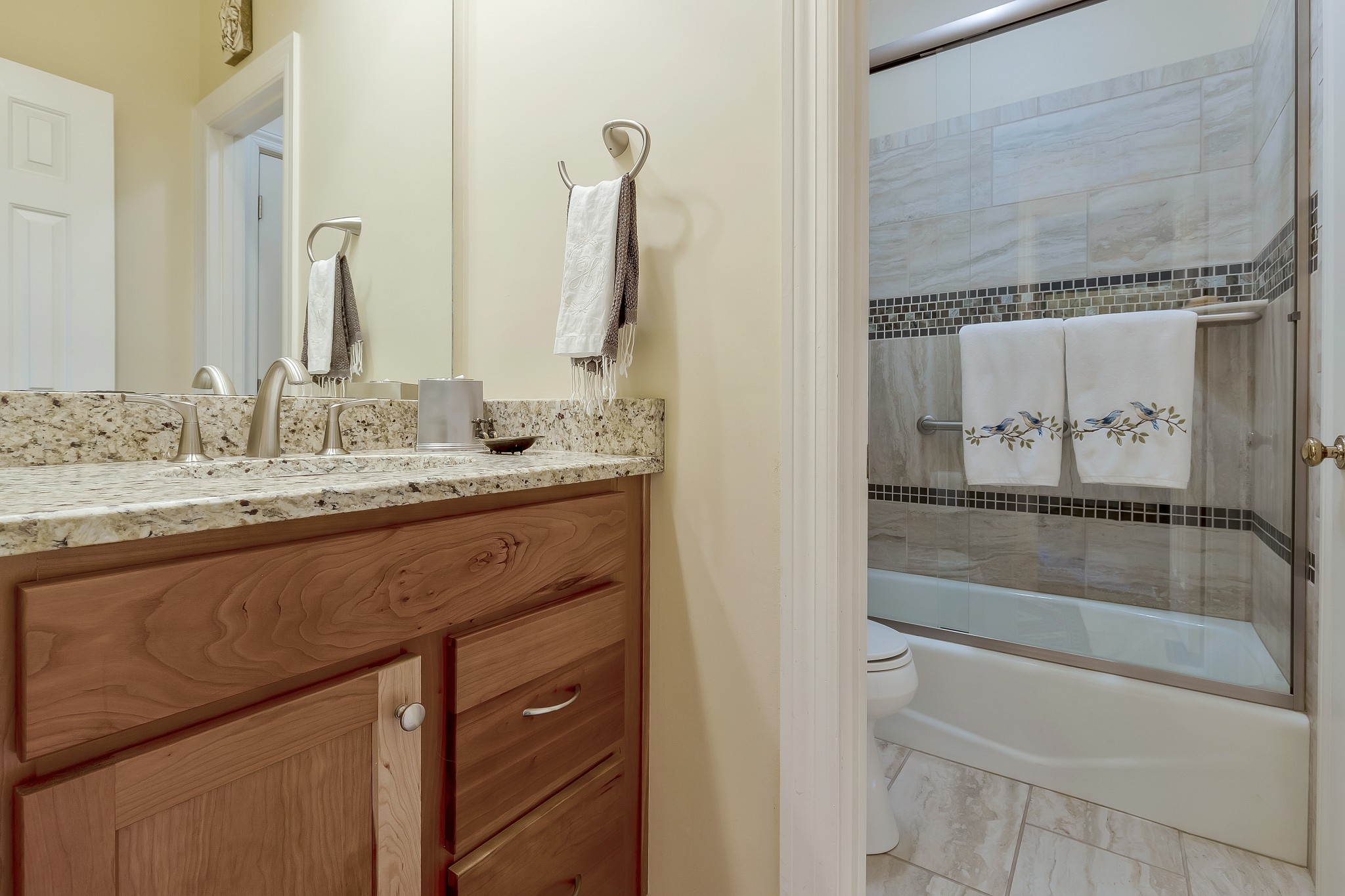 Nashville, Tennessee 37215, United States, 2 Bedrooms Bedrooms, ,2 BathroomsBathrooms,Residential,Pending,110298