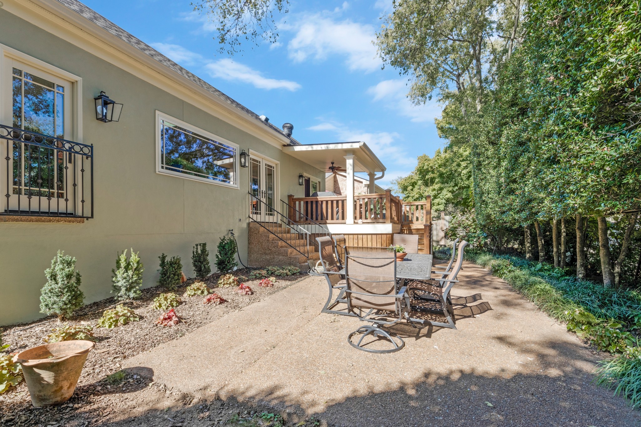 Nashville, Tennessee 37215, United States, 2 Bedrooms Bedrooms, ,2 BathroomsBathrooms,Residential,Pending,110298