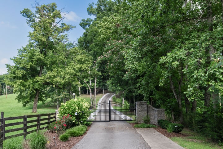 Photo 1 of 100 — 1025 Choate Rd, Dickson, TN 37055
