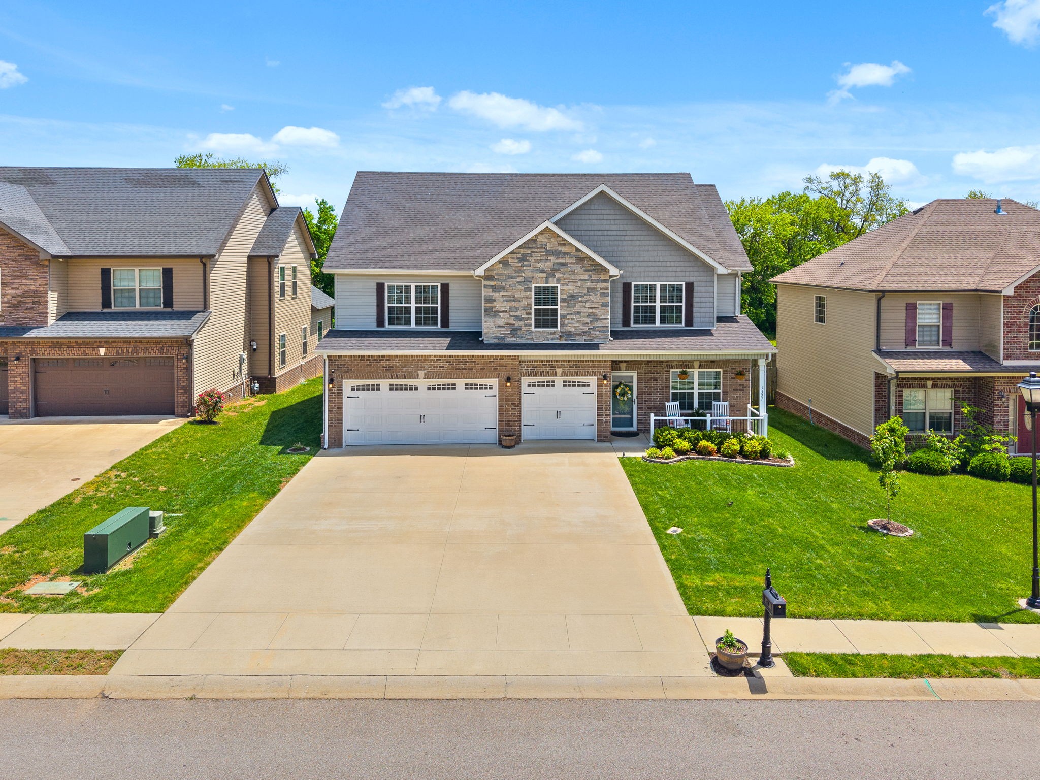 Clarksville, Tennessee 37040, United States, 4 Bedrooms Bedrooms, ,3 BathroomsBathrooms,Residential,Pending,125410