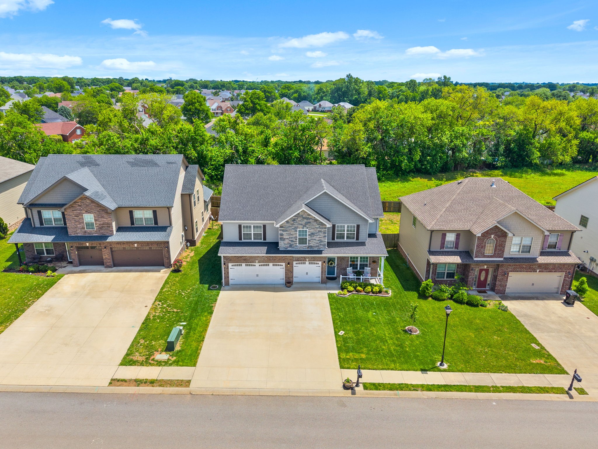 Clarksville, Tennessee 37040, United States, 4 Bedrooms Bedrooms, ,3 BathroomsBathrooms,Residential,Pending,125410