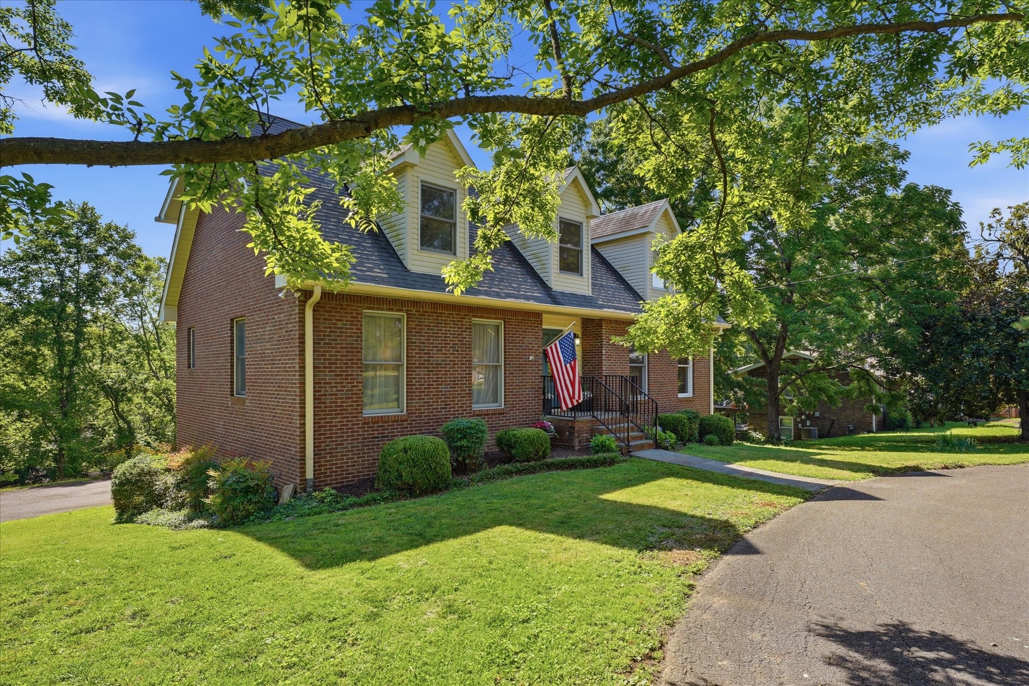 812 Fonnic Dr - Photo 2