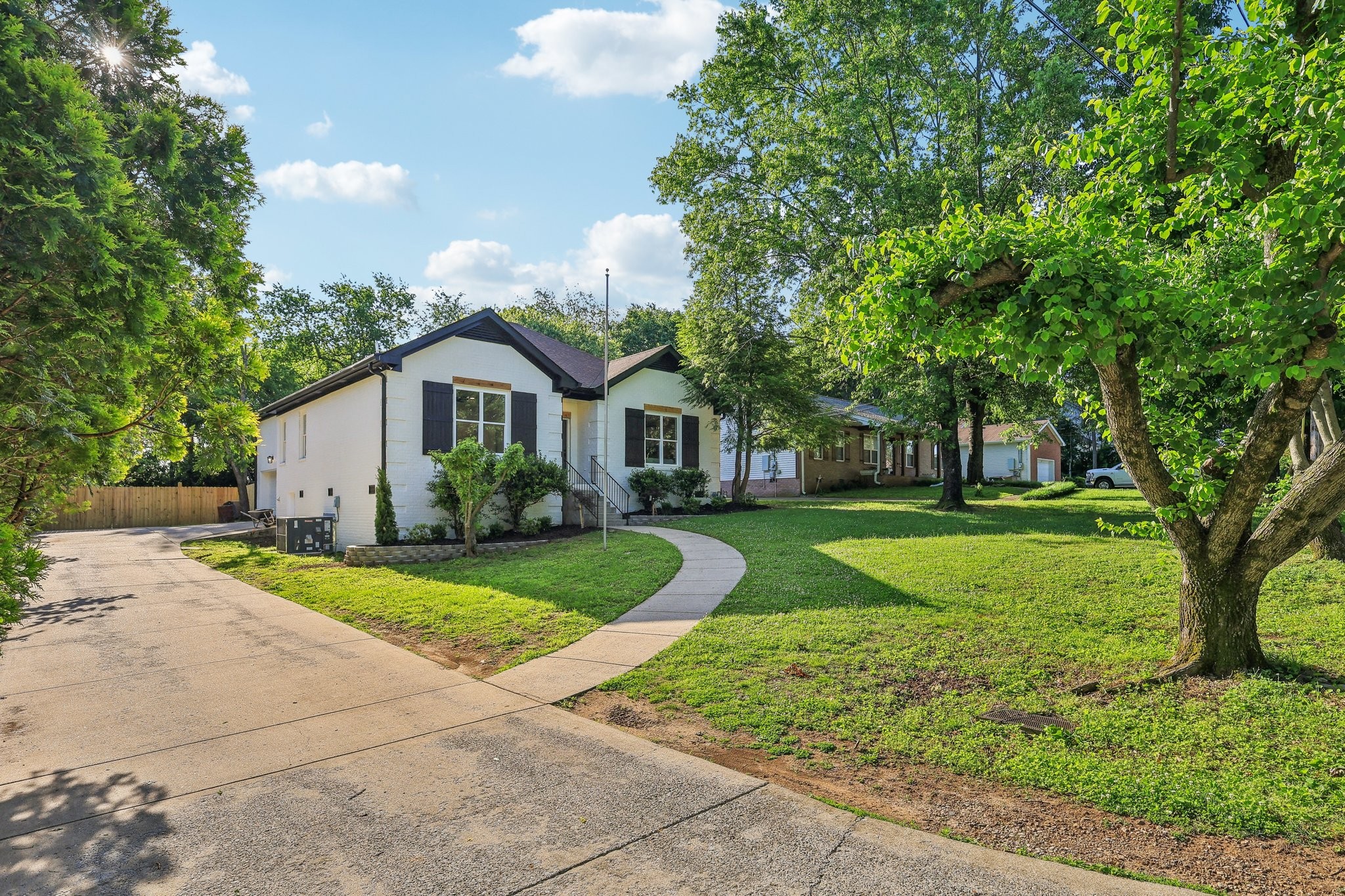 2916 Vaulx Ln