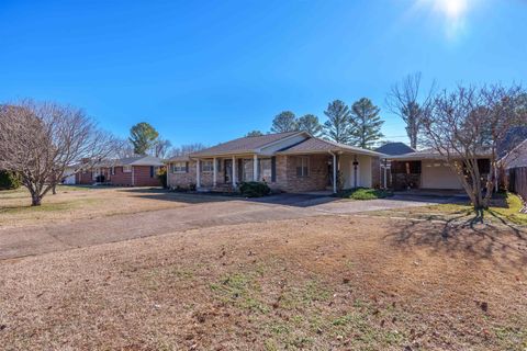 Photo of 1006 Pasadena Ave, Muscle Shoals, AL 35661 (MLS # 3062158)