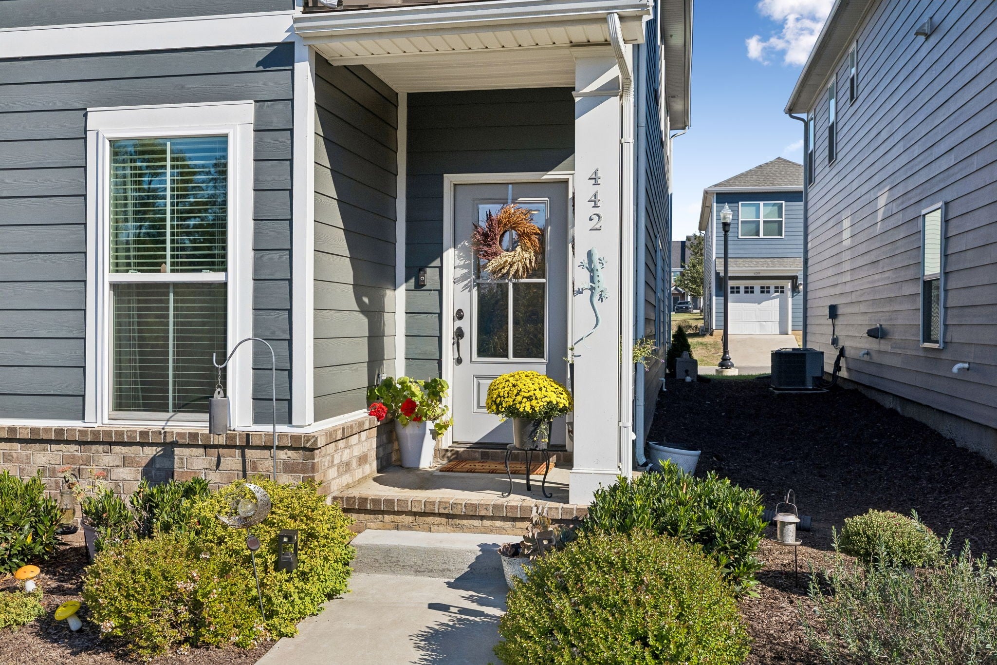 442 Queen Ln