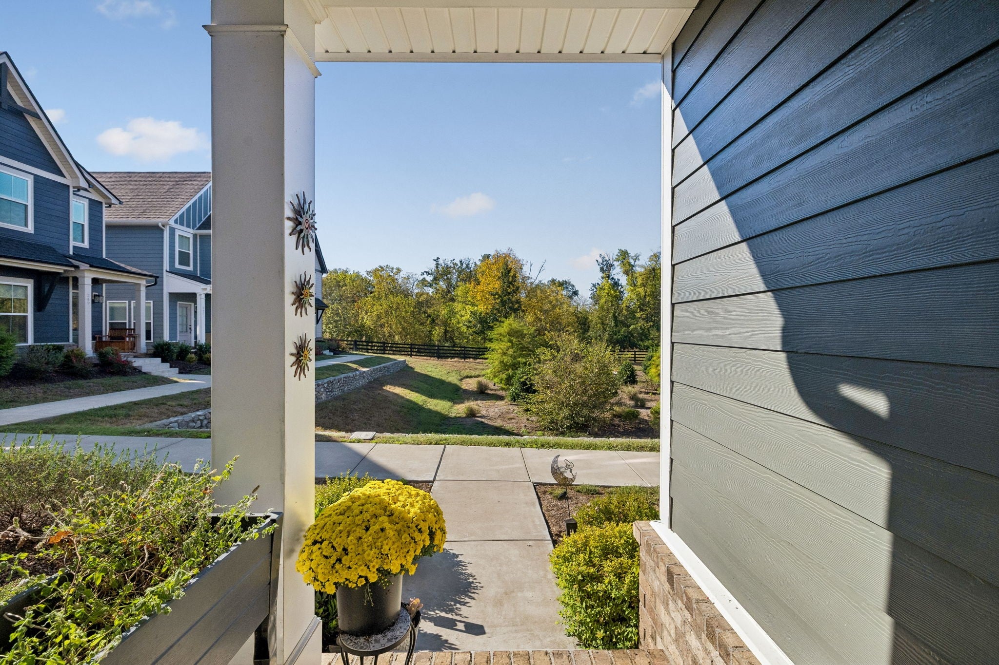 442 Queen Ln